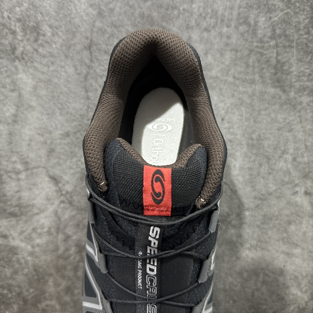 图片[8]-【666版本】萨洛蒙/Salomon Speed Cross 3 织物皮革低帮全能越野透气休闲运动鞋 476002 Salomon 正式推出全新概念鞋款 SPEEDCROSS 以侵略性设计与先锋户外美学融合 相互交织出纵横山野和城市间的跑鞋轮廓 由混合网眼织物与皮革打造鞋面 辅以皮革细节点缀增强视觉冲击 整体以爪痕式的鞋面纹路搭配流线型轮廓呈现 极具辨识度的夸张外大底设计 增高之余更适合城市生活环境的舒适防滑效果 功能性层面 鞋面 3D 开放式网眼最大限度提供着用透气性 并注入合成材料为户外穿着带来极大的耐用和保护性 得益于 Salomon 多项功能性科技 从中底到鞋带系统都为脚部提供了一个安全和舒适的贴合感 并在松散、柔软、崎岖和不平坦的地形环境上带来卓越的抓地力 尺码：36-46含半码-选品中心