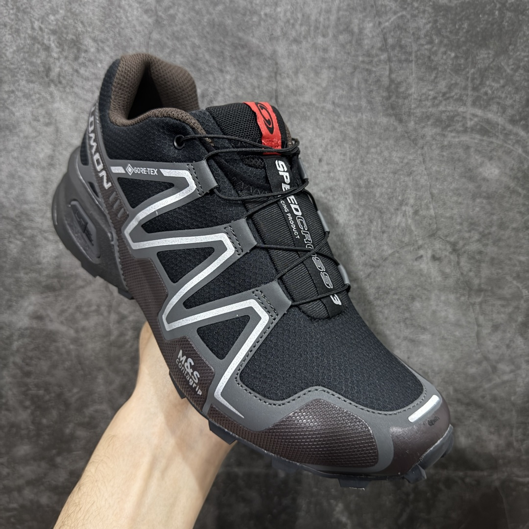 图片[3]-【666版本】萨洛蒙/Salomon Speed Cross 3 织物皮革低帮全能越野透气休闲运动鞋 476002 Salomon 正式推出全新概念鞋款 SPEEDCROSS 以侵略性设计与先锋户外美学融合 相互交织出纵横山野和城市间的跑鞋轮廓 由混合网眼织物与皮革打造鞋面 辅以皮革细节点缀增强视觉冲击 整体以爪痕式的鞋面纹路搭配流线型轮廓呈现 极具辨识度的夸张外大底设计 增高之余更适合城市生活环境的舒适防滑效果 功能性层面 鞋面 3D 开放式网眼最大限度提供着用透气性 并注入合成材料为户外穿着带来极大的耐用和保护性 得益于 Salomon 多项功能性科技 从中底到鞋带系统都为脚部提供了一个安全和舒适的贴合感 并在松散、柔软、崎岖和不平坦的地形环境上带来卓越的抓地力 尺码：36-46含半码-选品中心