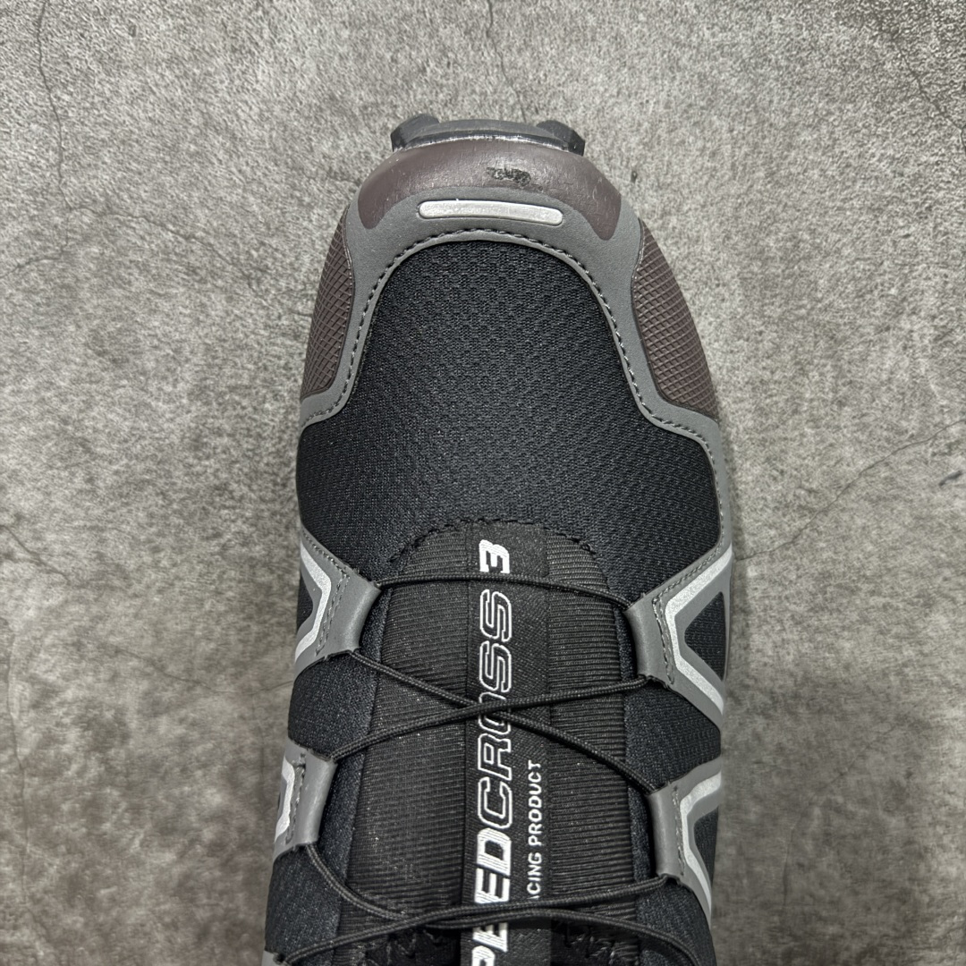图片[5]-【666版本】萨洛蒙/Salomon Speed Cross 3 织物皮革低帮全能越野透气休闲运动鞋 476002 Salomon 正式推出全新概念鞋款 SPEEDCROSS 以侵略性设计与先锋户外美学融合 相互交织出纵横山野和城市间的跑鞋轮廓 由混合网眼织物与皮革打造鞋面 辅以皮革细节点缀增强视觉冲击 整体以爪痕式的鞋面纹路搭配流线型轮廓呈现 极具辨识度的夸张外大底设计 增高之余更适合城市生活环境的舒适防滑效果 功能性层面 鞋面 3D 开放式网眼最大限度提供着用透气性 并注入合成材料为户外穿着带来极大的耐用和保护性 得益于 Salomon 多项功能性科技 从中底到鞋带系统都为脚部提供了一个安全和舒适的贴合感 并在松散、柔软、崎岖和不平坦的地形环境上带来卓越的抓地力 尺码：36-46含半码-选品中心