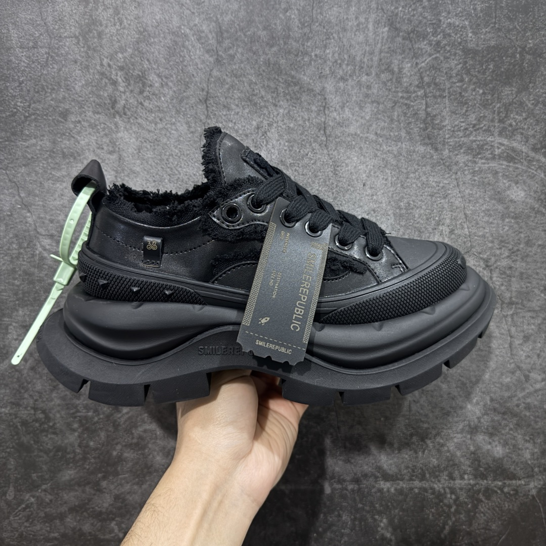 【莞顶纯原】25s早春最新款SMILEREPUBLIC 三周年 檀健次老爹鞋2.0系列 重磅来袭👏 采用了 全牛皮内里羊皮 水洗布 TPU贴盒大底 厚底7cm大底轻盈又增高💯 厚底软得像是自带弹簧 鞋型把整条腿衬得特别秀气 配中筒袜瞬间变身学院少女 感觉脖子以下全是腿 小红书爆款 李昀锐、于文文、大鹏、痞幼、苏醒、刘畊宏老师等～众多明星纷纷上脚👟 货号： Sr202301060012631 尺码： 35 36 37 38 39 40 41 42 43 44 45-选品中心