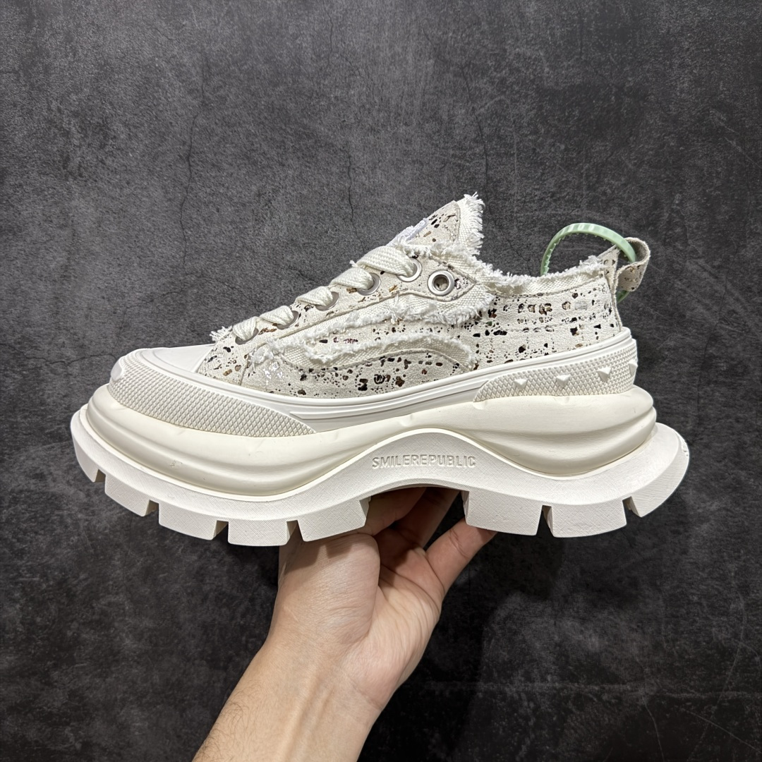 图片[2]-【莞顶纯原】25s早春最新款SMILEREPUBLIC 三周年 檀健次老爹鞋2.0系列 重磅来袭👏 采用了 水洗布 TPU贴盒大底 厚底7cm大底轻盈又增高💯 厚底软得像是自带弹簧 鞋型把整条腿衬得特别秀气 配中筒袜瞬间变身学院少女 感觉脖子以下全是腿 小红书爆款 李昀锐、于文文、大鹏、痞幼、苏醒、刘畊宏老师等～众多明星纷纷上脚👟 货号： Sr202301060012631 尺码： 35 36 37 38 39 40 41 42 43 44 45-选品中心