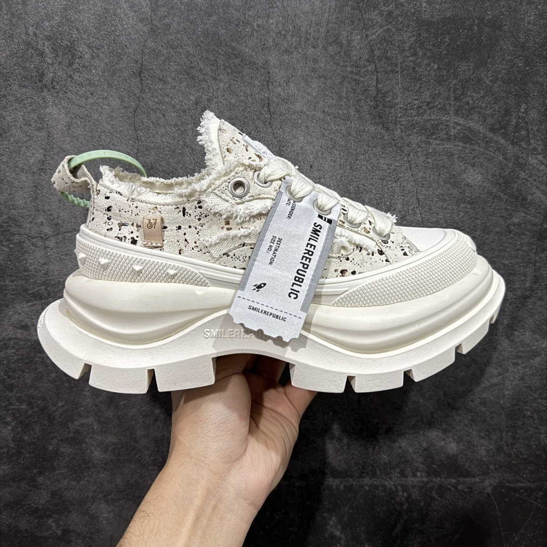 【莞顶纯原】25s早春最新款SMILEREPUBLIC 三周年 檀健次老爹鞋2.0系列 重磅来袭👏 采用了 水洗布 TPU贴盒大底 厚底7cm大底轻盈又增高💯 厚底软得像是自带弹簧 鞋型把整条腿衬得特别秀气 配中筒袜瞬间变身学院少女 感觉脖子以下全是腿 小红书爆款 李昀锐、于文文、大鹏、痞幼、苏醒、刘畊宏老师等～众多明星纷纷上脚👟 货号： Sr202301060012631 尺码： 35 36 37 38 39 40 41 42 43 44 45-选品中心