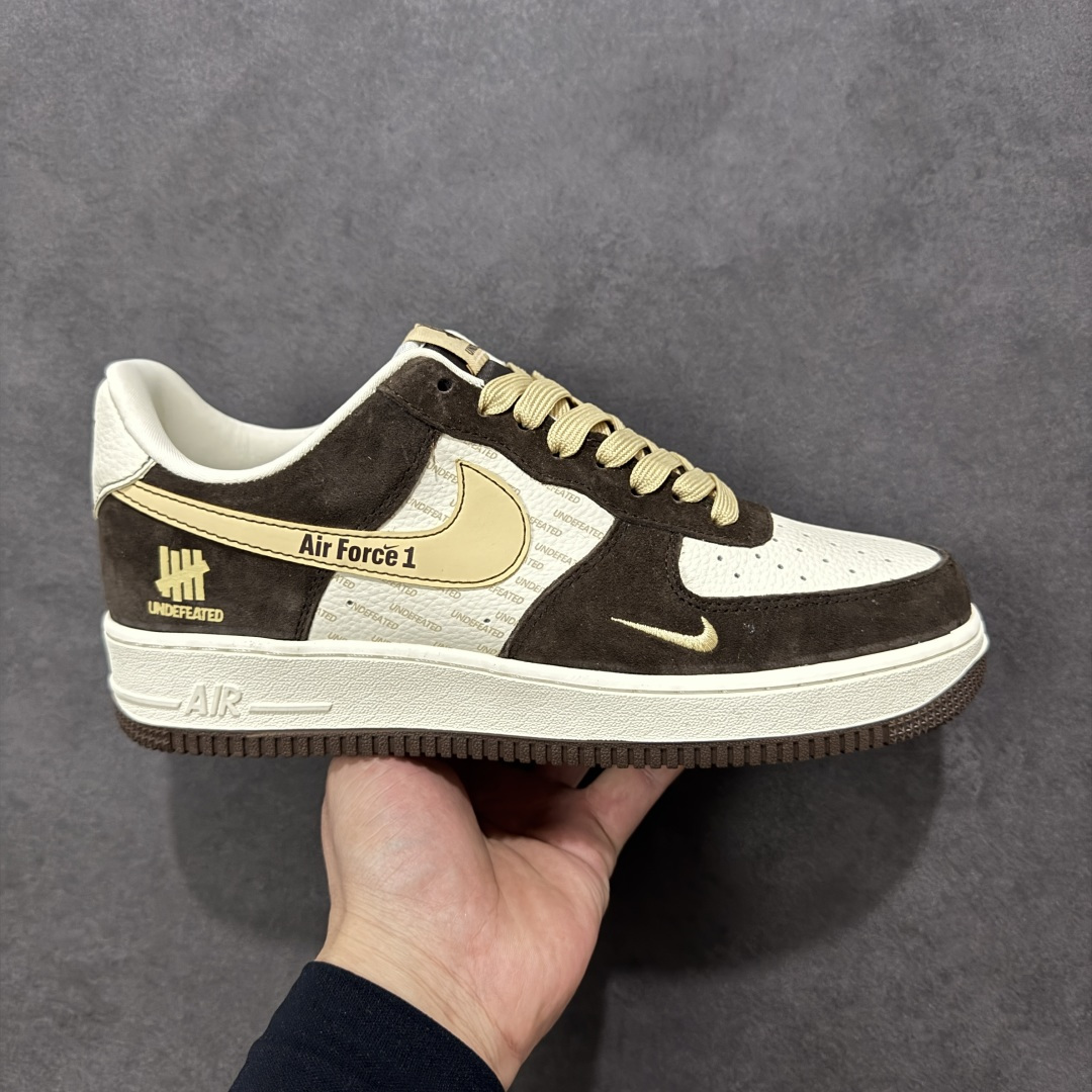 【定制版】Nike Air Force 1 Low 与 UNDEFEATED 的定制/主打棕白+金色的麂皮拼接设计，鞋身带有UNDEFEATED的经典五道杠标识“undefined联名------ 白棕麂皮” 高端定制 低帮休闲板鞋 定制鞋盒 大厂纯原品质出货 超高清洁度 皮料切割干净无任何毛边 细节完美 货号：KD1688-001 尺码：36 36.5 37.5 38 38.5 39 40 40.5 41 42 42.5 43 44 44.5 45-选品中心
