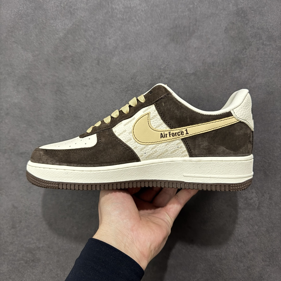 图片[2]-【定制版】Nike Air Force 1 Low 与 UNDEFEATED 的定制/主打棕白+金色的麂皮拼接设计，鞋身带有UNDEFEATED的经典五道杠标识“undefined联名—— 白棕麂皮” 高端定制 低帮休闲板鞋 定制鞋盒 大厂纯原品质出货 超高清洁度 皮料切割干净无任何毛边 细节完美 货号：KD1688-001 尺码：36 36.5 37.5 38 38.5 39 40 40.5 41 42 42.5 43 44 44.5 45-选品中心