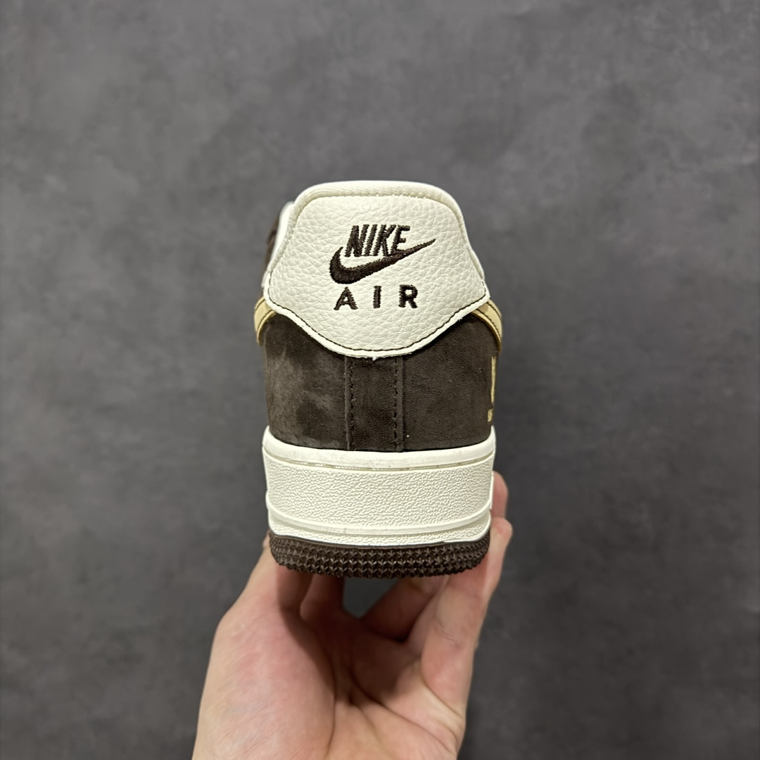 图片[4]-【定制版】Nike Air Force 1 Low 与 UNDEFEATED 的定制/主打棕白+金色的麂皮拼接设计，鞋身带有UNDEFEATED的经典五道杠标识“undefined联名—— 白棕麂皮” 高端定制 低帮休闲板鞋 定制鞋盒 大厂纯原品质出货 超高清洁度 皮料切割干净无任何毛边 细节完美 货号：KD1688-001 尺码：36 36.5 37.5 38 38.5 39 40 40.5 41 42 42.5 43 44 44.5 45-选品中心