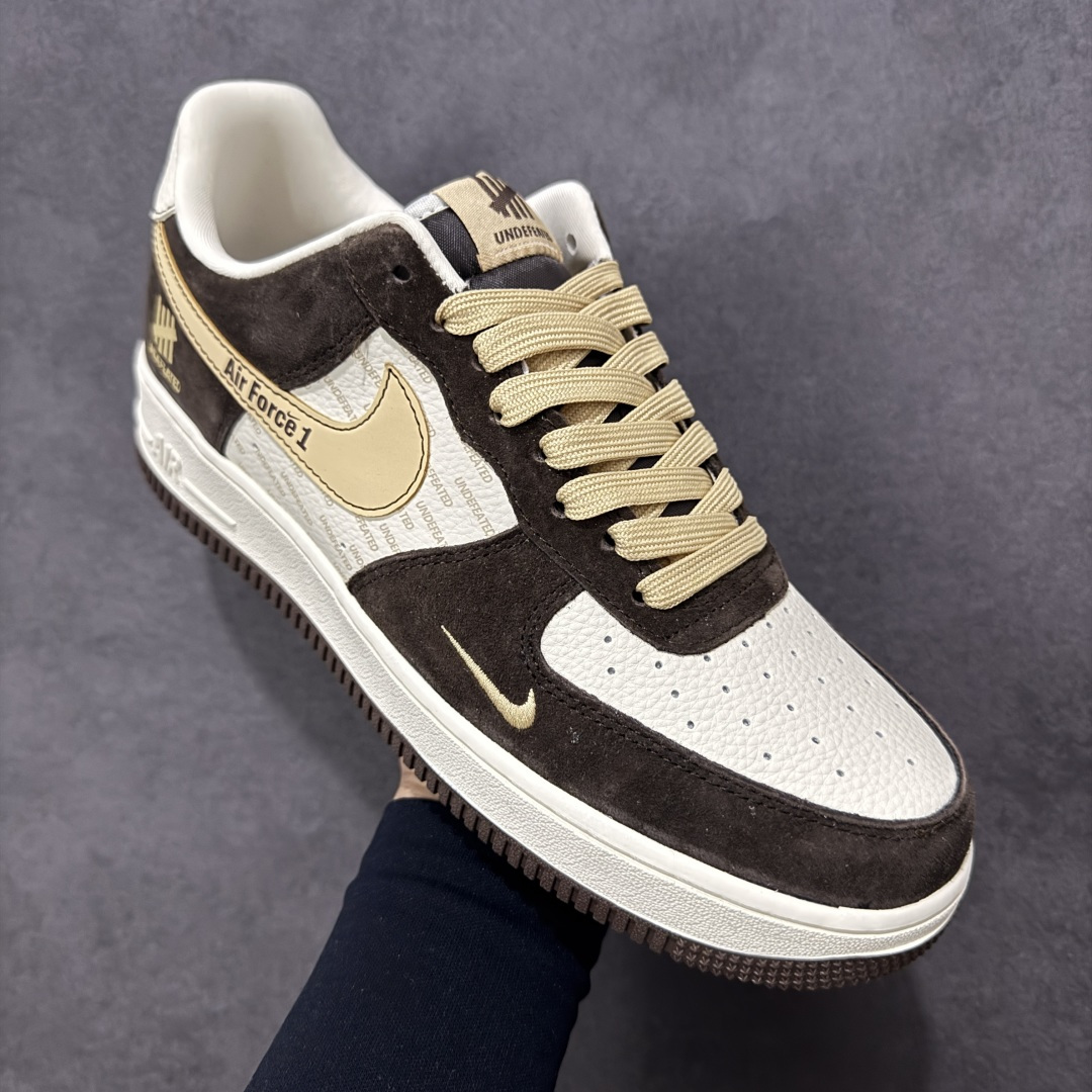 图片[3]-【定制版】Nike Air Force 1 Low 与 UNDEFEATED 的定制/主打棕白+金色的麂皮拼接设计，鞋身带有UNDEFEATED的经典五道杠标识“undefined联名—— 白棕麂皮” 高端定制 低帮休闲板鞋 定制鞋盒 大厂纯原品质出货 超高清洁度 皮料切割干净无任何毛边 细节完美 货号：KD1688-001 尺码：36 36.5 37.5 38 38.5 39 40 40.5 41 42 42.5 43 44 44.5 45-选品中心