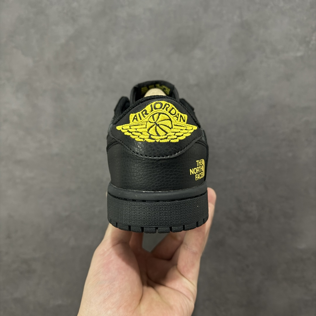 图片[4]-【定制版】Travis Scott x Fragment Design x Air Jordan 1 Low OG SP AJ1 乔1黑金 低帮文化休闲板鞋  #多方联名合作融合了Travis Scott 独特的音乐风格，藤原浩个性的设计风格以及Jordan品牌的经典元素 使其成为一双具有独特身份和价值的鞋子 清新而立体的外观加上联名标识更突出了其独特身份 这种配色方案显示出活力和时尚感 在视觉上引人注目 鞋身的质感和细腻的细节处理使其显得高端而格调十足 这款“倒钩”联名是设计与创意完美结合 融合多方的个性风格是一款备受瞩目的潮流鞋款 货号：DZ5899-043  尺码：36 36.5 37.5 38 38.5 39 40 40.5 41 42 42.5 43 44 44.5 45-选品中心