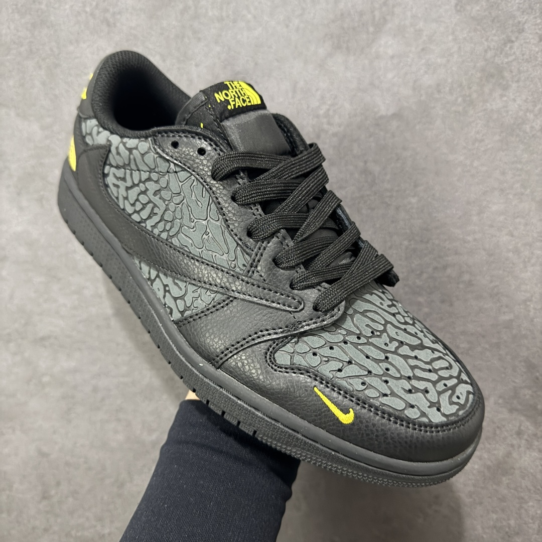 图片[3]-【定制版】Travis Scott x Fragment Design x Air Jordan 1 Low OG SP AJ1 乔1黑金 低帮文化休闲板鞋  #多方联名合作融合了Travis Scott 独特的音乐风格，藤原浩个性的设计风格以及Jordan品牌的经典元素 使其成为一双具有独特身份和价值的鞋子 清新而立体的外观加上联名标识更突出了其独特身份 这种配色方案显示出活力和时尚感 在视觉上引人注目 鞋身的质感和细腻的细节处理使其显得高端而格调十足 这款“倒钩”联名是设计与创意完美结合 融合多方的个性风格是一款备受瞩目的潮流鞋款 货号：DZ5899-043  尺码：36 36.5 37.5 38 38.5 39 40 40.5 41 42 42.5 43 44 44.5 45-选品中心