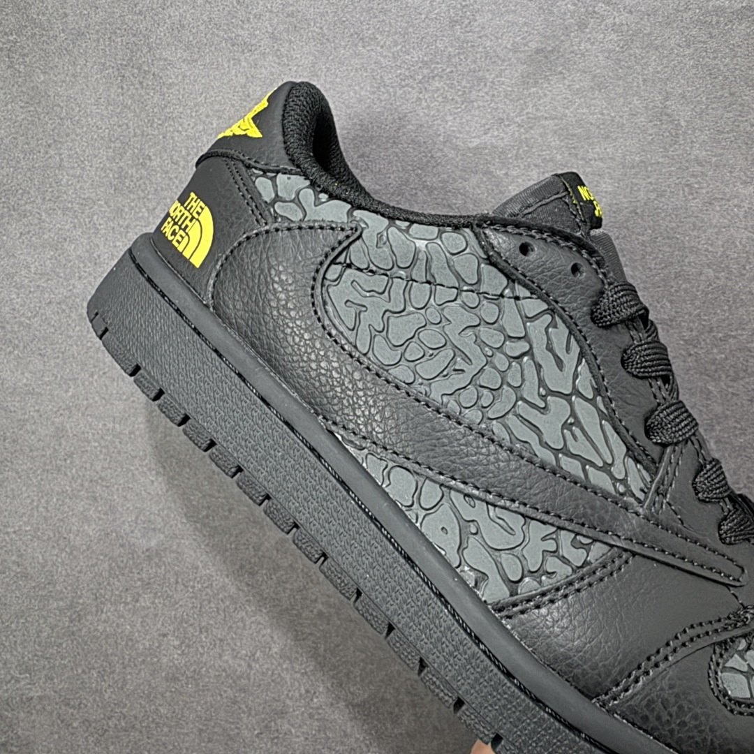 图片[6]-【定制版】Travis Scott x Fragment Design x Air Jordan 1 Low OG SP AJ1 乔1黑金 低帮文化休闲板鞋  #多方联名合作融合了Travis Scott 独特的音乐风格，藤原浩个性的设计风格以及Jordan品牌的经典元素 使其成为一双具有独特身份和价值的鞋子 清新而立体的外观加上联名标识更突出了其独特身份 这种配色方案显示出活力和时尚感 在视觉上引人注目 鞋身的质感和细腻的细节处理使其显得高端而格调十足 这款“倒钩”联名是设计与创意完美结合 融合多方的个性风格是一款备受瞩目的潮流鞋款 货号：DZ5899-043  尺码：36 36.5 37.5 38 38.5 39 40 40.5 41 42 42.5 43 44 44.5 45-选品中心