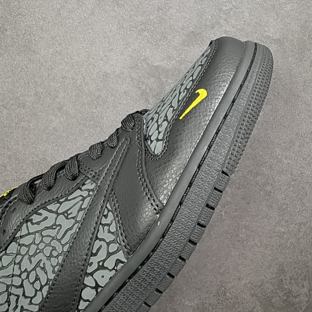图片[5]-【定制版】Travis Scott x Fragment Design x Air Jordan 1 Low OG SP AJ1 乔1黑金 低帮文化休闲板鞋  #多方联名合作融合了Travis Scott 独特的音乐风格，藤原浩个性的设计风格以及Jordan品牌的经典元素 使其成为一双具有独特身份和价值的鞋子 清新而立体的外观加上联名标识更突出了其独特身份 这种配色方案显示出活力和时尚感 在视觉上引人注目 鞋身的质感和细腻的细节处理使其显得高端而格调十足 这款“倒钩”联名是设计与创意完美结合 融合多方的个性风格是一款备受瞩目的潮流鞋款 货号：DZ5899-043  尺码：36 36.5 37.5 38 38.5 39 40 40.5 41 42 42.5 43 44 44.5 45-选品中心