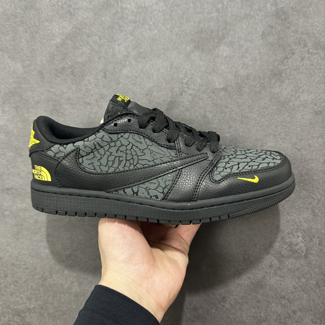 【定制版】Travis Scott x Fragment Design x Air Jordan 1 Low OG SP AJ1 乔1黑金 低帮文化休闲板鞋  #多方联名合作融合了Travis Scott 独特的音乐风格，藤原浩个性的设计风格以及Jordan品牌的经典元素 使其成为一双具有独特身份和价值的鞋子 清新而立体的外观加上联名标识更突出了其独特身份 这种配色方案显示出活力和时尚感 在视觉上引人注目 鞋身的质感和细腻的细节处理使其显得高端而格调十足 这款“倒钩”联名是设计与创意完美结合 融合多方的个性风格是一款备受瞩目的潮流鞋款 货号：DZ5899-043  尺码：36 36.5 37.5 38 38.5 39 40 40.5 41 42 42.5 43 44 44.5 45-选品中心
