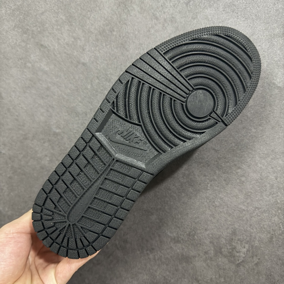 图片[9]-【定制版】Travis Scott x Fragment Design x Air Jordan 1 Low OG SP AJ1 乔1黑金 低帮文化休闲板鞋  #多方联名合作融合了Travis Scott 独特的音乐风格，藤原浩个性的设计风格以及Jordan品牌的经典元素 使其成为一双具有独特身份和价值的鞋子 清新而立体的外观加上联名标识更突出了其独特身份 这种配色方案显示出活力和时尚感 在视觉上引人注目 鞋身的质感和细腻的细节处理使其显得高端而格调十足 这款“倒钩”联名是设计与创意完美结合 融合多方的个性风格是一款备受瞩目的潮流鞋款 货号：DZ5899-043  尺码：36 36.5 37.5 38 38.5 39 40 40.5 41 42 42.5 43 44 44.5 45-选品中心