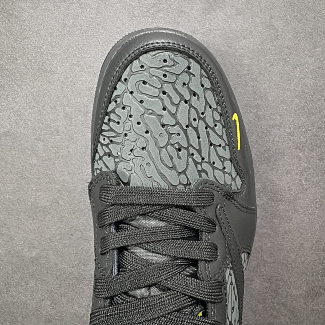 图片[8]-【定制版】Travis Scott x Fragment Design x Air Jordan 1 Low OG SP AJ1 乔1黑金 低帮文化休闲板鞋  #多方联名合作融合了Travis Scott 独特的音乐风格，藤原浩个性的设计风格以及Jordan品牌的经典元素 使其成为一双具有独特身份和价值的鞋子 清新而立体的外观加上联名标识更突出了其独特身份 这种配色方案显示出活力和时尚感 在视觉上引人注目 鞋身的质感和细腻的细节处理使其显得高端而格调十足 这款“倒钩”联名是设计与创意完美结合 融合多方的个性风格是一款备受瞩目的潮流鞋款 货号：DZ5899-043  尺码：36 36.5 37.5 38 38.5 39 40 40.5 41 42 42.5 43 44 44.5 45-选品中心