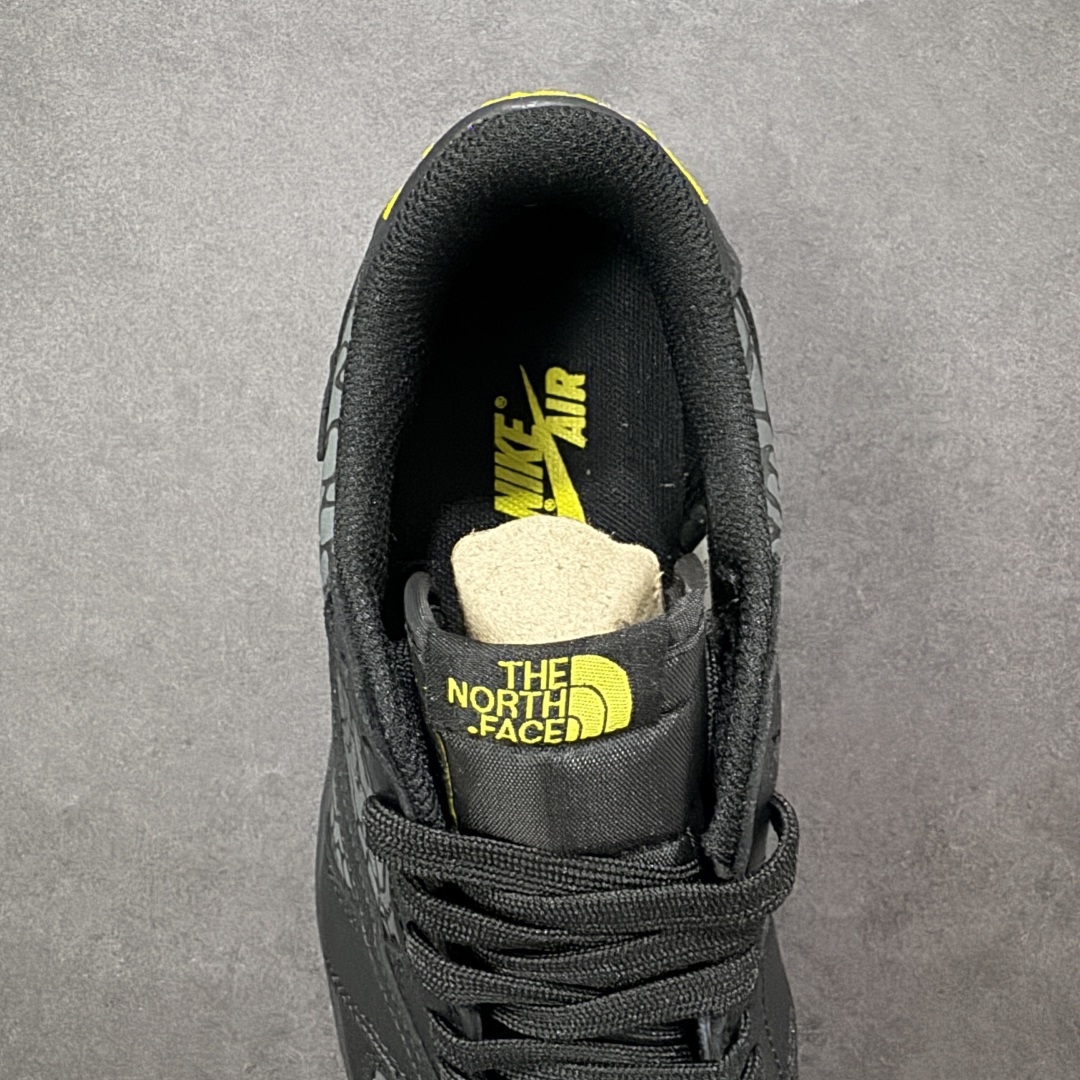 图片[7]-【定制版】Travis Scott x Fragment Design x Air Jordan 1 Low OG SP AJ1 乔1黑金 低帮文化休闲板鞋  #多方联名合作融合了Travis Scott 独特的音乐风格，藤原浩个性的设计风格以及Jordan品牌的经典元素 使其成为一双具有独特身份和价值的鞋子 清新而立体的外观加上联名标识更突出了其独特身份 这种配色方案显示出活力和时尚感 在视觉上引人注目 鞋身的质感和细腻的细节处理使其显得高端而格调十足 这款“倒钩”联名是设计与创意完美结合 融合多方的个性风格是一款备受瞩目的潮流鞋款 货号：DZ5899-043  尺码：36 36.5 37.5 38 38.5 39 40 40.5 41 42 42.5 43 44 44.5 45-选品中心