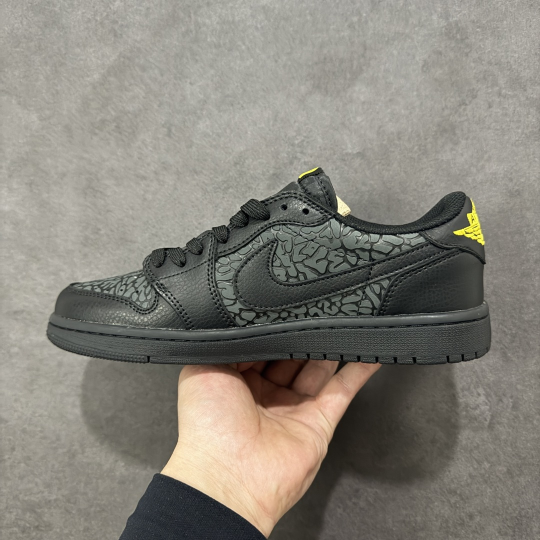 图片[2]-【定制版】Travis Scott x Fragment Design x Air Jordan 1 Low OG SP AJ1 乔1黑金 低帮文化休闲板鞋  #多方联名合作融合了Travis Scott 独特的音乐风格，藤原浩个性的设计风格以及Jordan品牌的经典元素 使其成为一双具有独特身份和价值的鞋子 清新而立体的外观加上联名标识更突出了其独特身份 这种配色方案显示出活力和时尚感 在视觉上引人注目 鞋身的质感和细腻的细节处理使其显得高端而格调十足 这款“倒钩”联名是设计与创意完美结合 融合多方的个性风格是一款备受瞩目的潮流鞋款 货号：DZ5899-043  尺码：36 36.5 37.5 38 38.5 39 40 40.5 41 42 42.5 43 44 44.5 45-选品中心