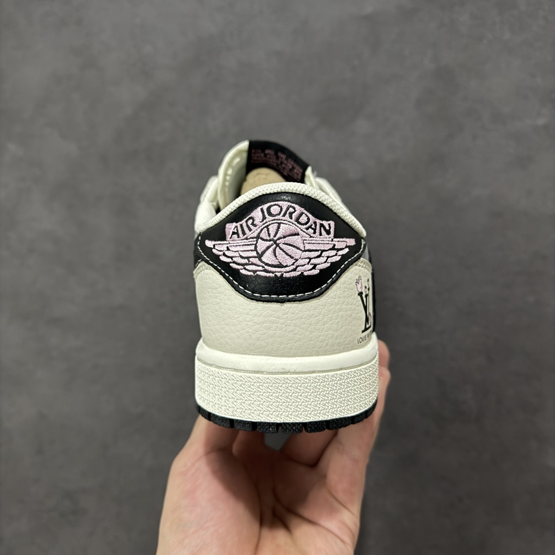 图片[4]-【定制版】Travis Scott x Jordan 1 Low LV联名-LOVE小猪佩奇 倒勾低帮板鞋 原厂全头层皮 大厂纯原品质出货 纯正版型 定制鞋盒 皮料切割干净无任何毛边 细节完美 超高清洁度 货号： DZ2688-005 尺码：36 36.5 37.5 38 38.5 39 40 40.5 41 42 42.5 43 44 44.5 45-选品中心