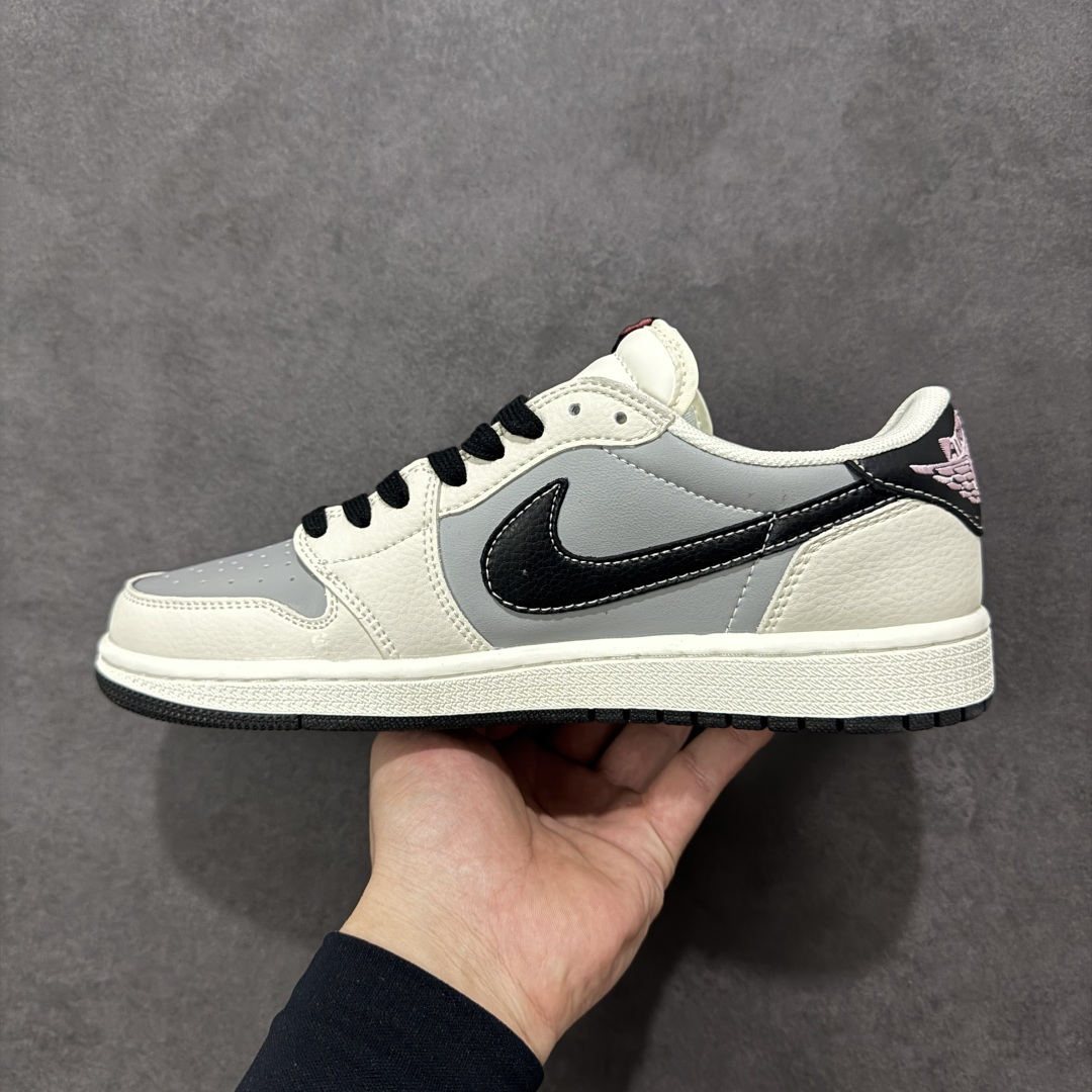 图片[2]-【定制版】Travis Scott x Jordan 1 Low LV联名-LOVE小猪佩奇 倒勾低帮板鞋 原厂全头层皮 大厂纯原品质出货 纯正版型 定制鞋盒 皮料切割干净无任何毛边 细节完美 超高清洁度 货号： DZ2688-005 尺码：36 36.5 37.5 38 38.5 39 40 40.5 41 42 42.5 43 44 44.5 45-选品中心