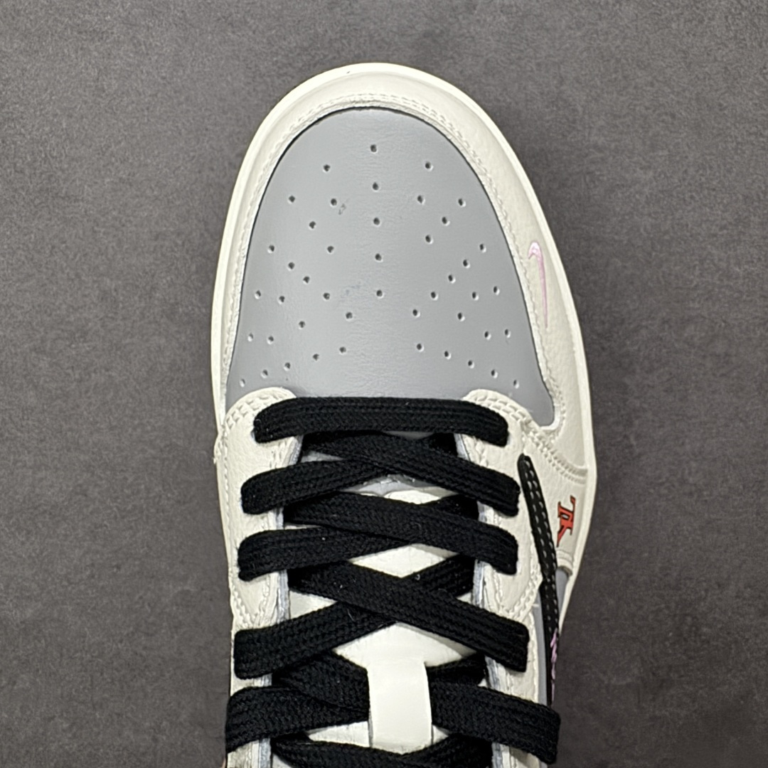 图片[8]-【定制版】Travis Scott x Jordan 1 Low LV联名-LOVE小猪佩奇 倒勾低帮板鞋 原厂全头层皮 大厂纯原品质出货 纯正版型 定制鞋盒 皮料切割干净无任何毛边 细节完美 超高清洁度 货号： DZ2688-005 尺码：36 36.5 37.5 38 38.5 39 40 40.5 41 42 42.5 43 44 44.5 45-选品中心