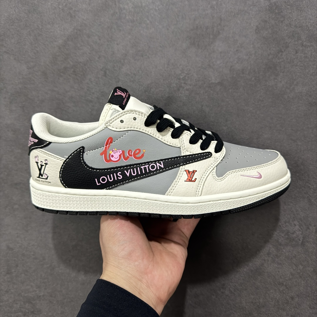 【定制版】Travis Scott x Jordan 1 Low LV联名-LOVE小猪佩奇 倒勾低帮板鞋 原厂全头层皮 大厂纯原品质出货 纯正版型 定制鞋盒 皮料切割干净无任何毛边 细节完美 超高清洁度 货号： DZ2688-005 尺码：36 36.5 37.5 38 38.5 39 40 40.5 41 42 42.5 43 44 44.5 45-选品中心