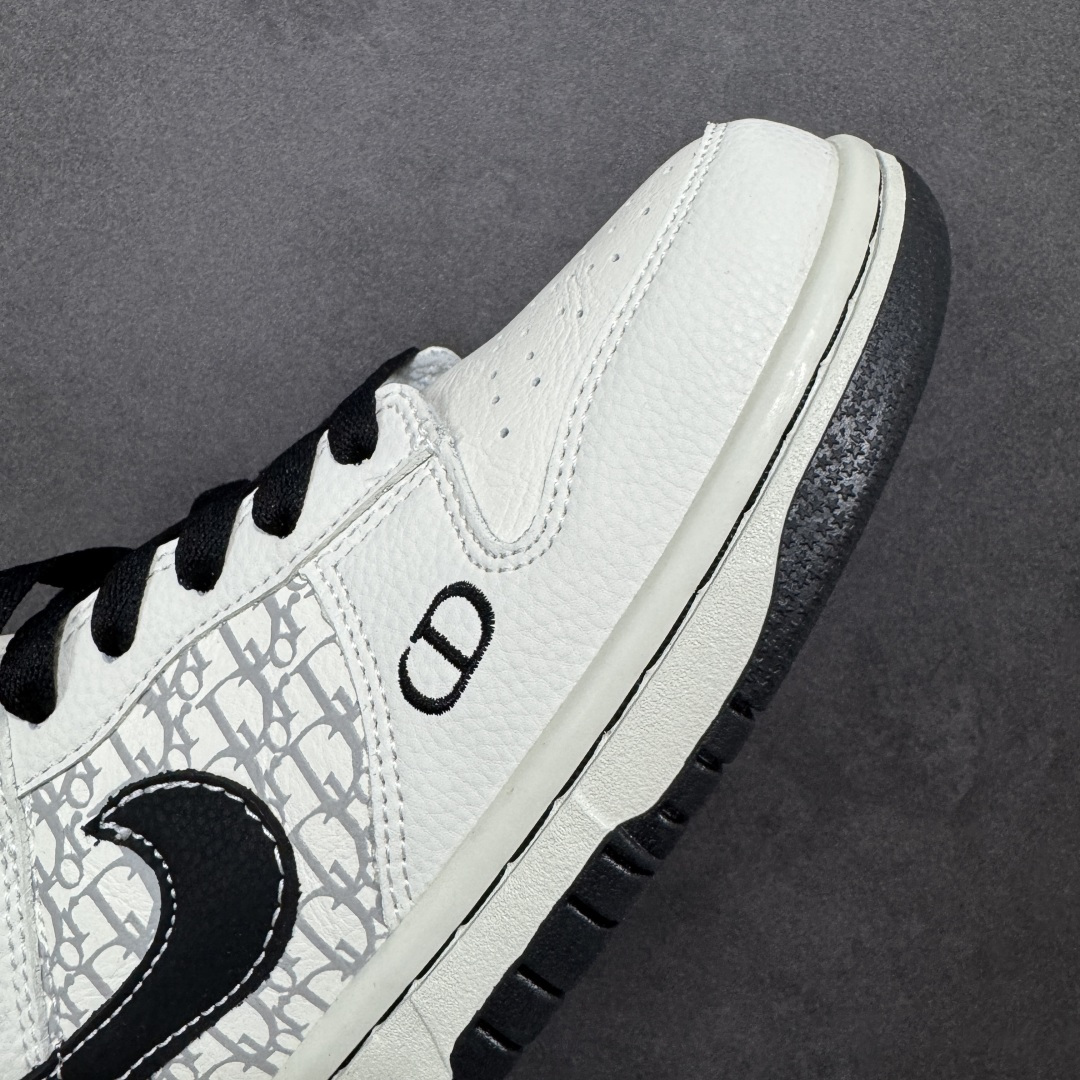 图片[5]-【定制版】NK SB Dunk Low 迪奥联名“——白黑” 高端定制 低帮休闲板鞋 定制鞋盒 高级夜光效果 Ortholite鞋垫透气防臭 大厂纯原品质出货 超高清洁度 皮料切割干净无任何毛边 细节完美 货号：YF9511-924 尺码： 36 36.5 37.5 38 38.5 39 40 40.5 41 42 42.5 43 44 44.5 45 编码：HXSB330340-选品中心