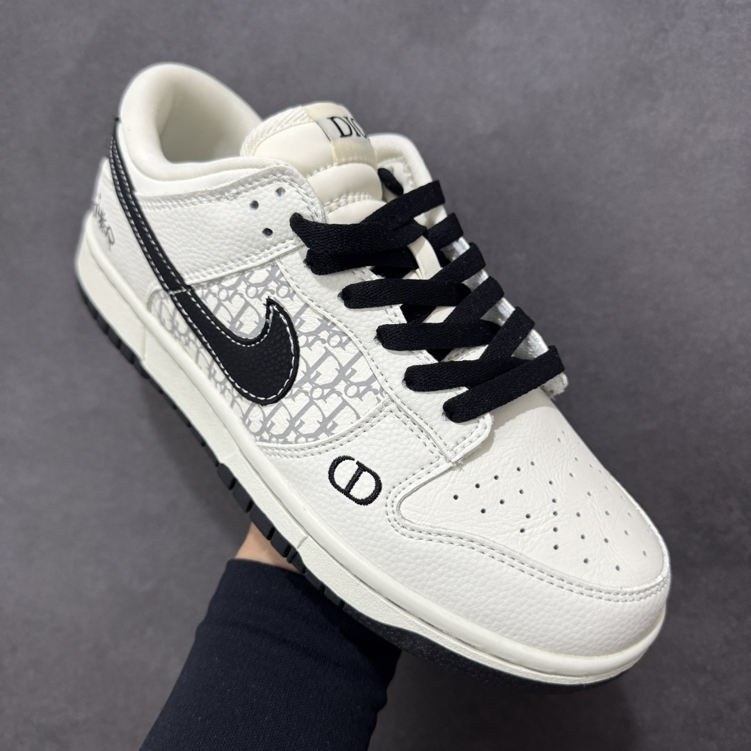 图片[3]-【定制版】NK SB Dunk Low 迪奥联名“——白黑” 高端定制 低帮休闲板鞋 定制鞋盒 高级夜光效果 Ortholite鞋垫透气防臭 大厂纯原品质出货 超高清洁度 皮料切割干净无任何毛边 细节完美 货号：YF9511-924 尺码： 36 36.5 37.5 38 38.5 39 40 40.5 41 42 42.5 43 44 44.5 45 编码：HXSB330340-选品中心