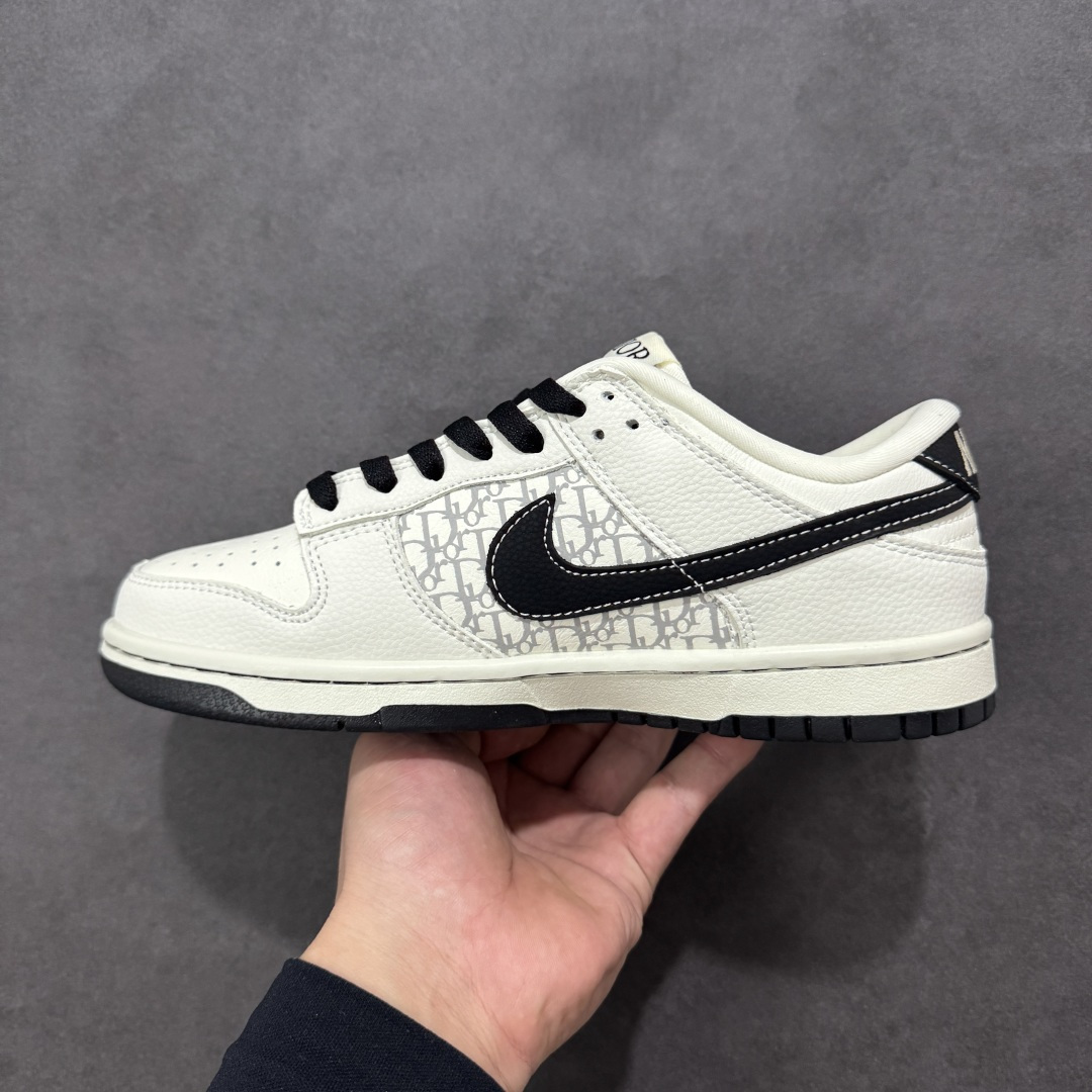 图片[2]-【定制版】NK SB Dunk Low 迪奥联名“——白黑” 高端定制 低帮休闲板鞋 定制鞋盒 高级夜光效果 Ortholite鞋垫透气防臭 大厂纯原品质出货 超高清洁度 皮料切割干净无任何毛边 细节完美 货号：YF9511-924 尺码： 36 36.5 37.5 38 38.5 39 40 40.5 41 42 42.5 43 44 44.5 45 编码：HXSB330340-选品中心