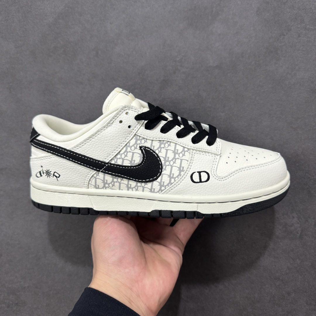 【定制版】NK SB Dunk Low 迪奥联名“——白黑” 高端定制 低帮休闲板鞋 定制鞋盒 高级夜光效果 Ortholite鞋垫透气防臭 大厂纯原品质出货 超高清洁度 皮料切割干净无任何毛边 细节完美 货号：YF9511-924 尺码： 36 36.5 37.5 38 38.5 39 40 40.5 41 42 42.5 43 44 44.5 45 编码：HXSB330340-选品中心