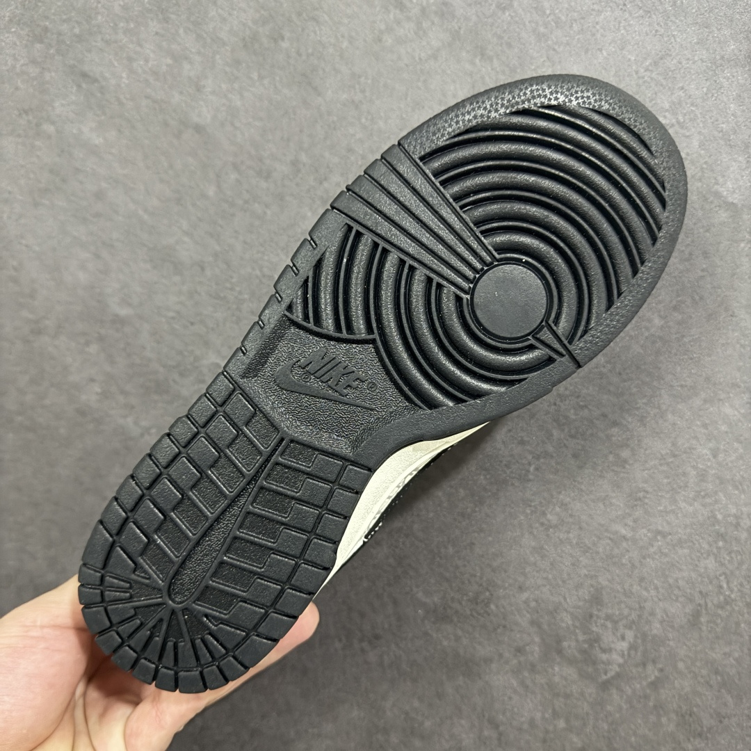 图片[9]-【定制版】NK SB Dunk Low 迪奥联名“——白黑” 高端定制 低帮休闲板鞋 定制鞋盒 高级夜光效果 Ortholite鞋垫透气防臭 大厂纯原品质出货 超高清洁度 皮料切割干净无任何毛边 细节完美 货号：YF9511-924 尺码： 36 36.5 37.5 38 38.5 39 40 40.5 41 42 42.5 43 44 44.5 45 编码：HXSB330340-选品中心