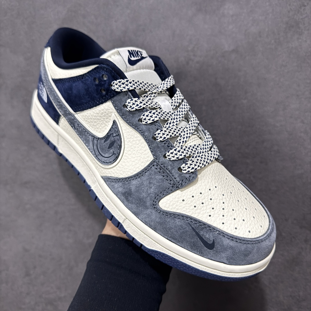 图片[3]-【定制版】Nike SB Dunk Low“ 北面联名—米灰蓝笑脸” 周年高端定制 低帮休闲板鞋 定制鞋盒 大厂纯原品质出货 超高清洁度 皮料切割干净无任何毛边 细节完美 货号：MN1688-102 尺码： 36 36.5 37.5 38 38.5 39 40 40.5 41 42 42.5 43 44 44.5 45-选品中心