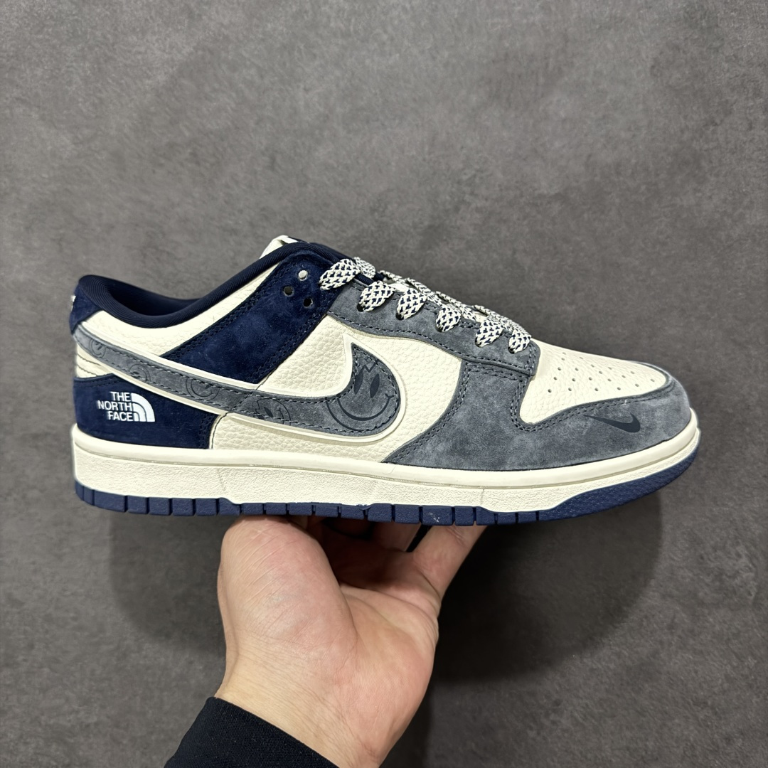 【定制版】Nike SB Dunk Low“ 北面联名—米灰蓝笑脸” 周年高端定制 低帮休闲板鞋 定制鞋盒 大厂纯原品质出货 超高清洁度 皮料切割干净无任何毛边 细节完美 货号：MN1688-102 尺码： 36 36.5 37.5 38 38.5 39 40 40.5 41 42 42.5 43 44 44.5 45-选品中心