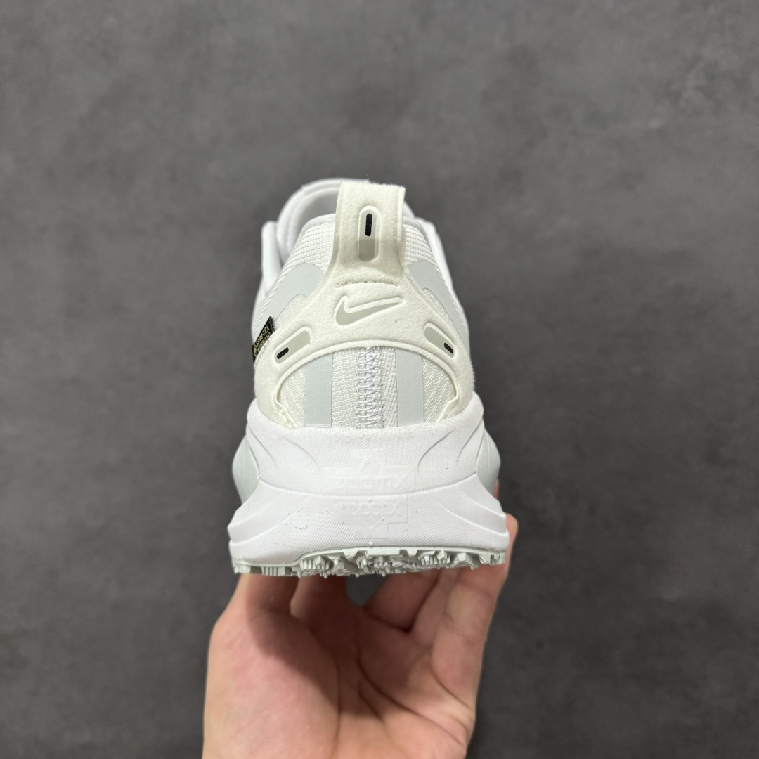 图片[4]-【公司级】Nike VOMERO 18 GTX 耐克 舒适减震防滑 低帮跑步鞋 全掌ReactX泡绵中底 前掌和后跟还配备了Air Zoom气垫单元 据说跑起来更快更舒适哦 这次最大的升级点 首次引入了ReactX泡绵 货号：HQ7001-100 尺码：36-46带半码-选品中心