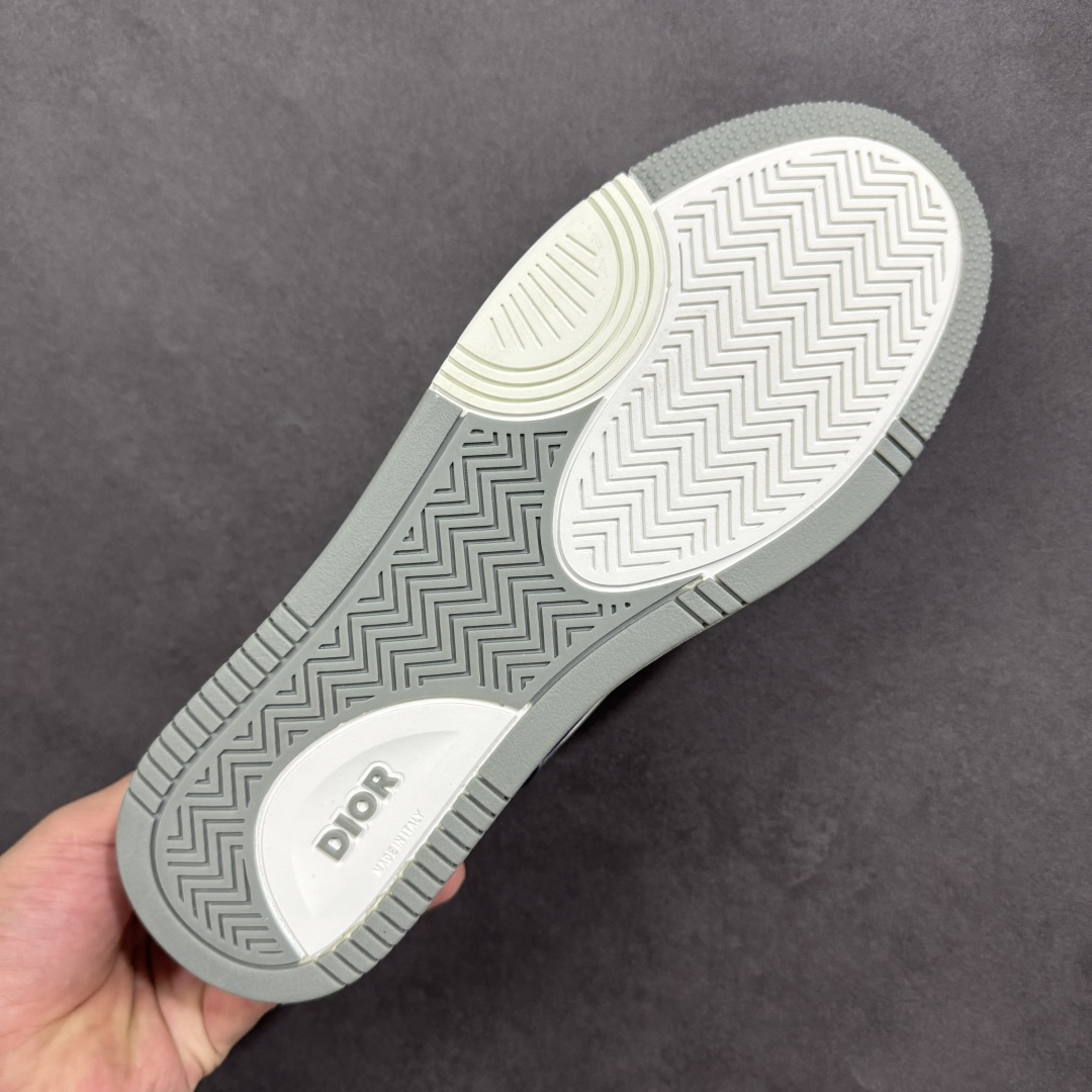 图片[9]-【YH版本】DIOR B27 Low \’Dior Oblique Galaxy 迪奥 低帮 黑色 牛皮织物徽标印花低邦休闲板鞋 这款B27低帮运动鞋是该系列新品，延续Dior的经典款式。采用灰色光滑牛皮革精心制作，侧面饰以米色和黑色Obliquex印花镶片；\”CD Lcons\”造型的鞋带孔眼巧妙精致，双色橡胶鞋底、后侧鞋口和鞋跟处均带有品牌标志性细节，提升格调。时尚百搭，可为各式造型增光添彩。 货号：3SN272ZIR16536 尺码：38 39 40 41 42 43 44 45 46 编码：XSB270280-选品中心