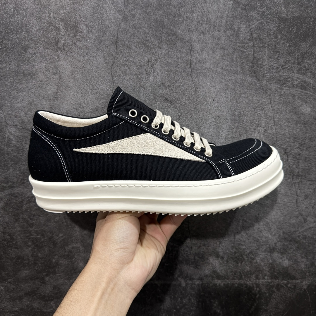 【莞产G版】帆布大匡威RO / Rick Owens DRKSHDW 瑞克·欧文斯 大匡威/低帮厚底/ 水洗牛仔帆布 低帮 西瓜头 【皮料】 东莞原厂进口全新2025年新材质““水洗牛仔斜纹帆布” 【鞋带】 鞋带采用水染定织法工艺，高密度之下，透出光泽感！ 【鞋头】软糯，轻轻按压有牛皮细细的纹理质感！ 【鞋底】TPU大底奶香味！硬度、肤感一比一！鞋底logo钢印清晰正确！ 【鞋垫】独家私人开模压印！牛皮贴面，双层复合！ 【尺码】 ：36 37 38 39 40 41 42 43 44 45 46！-选品中心