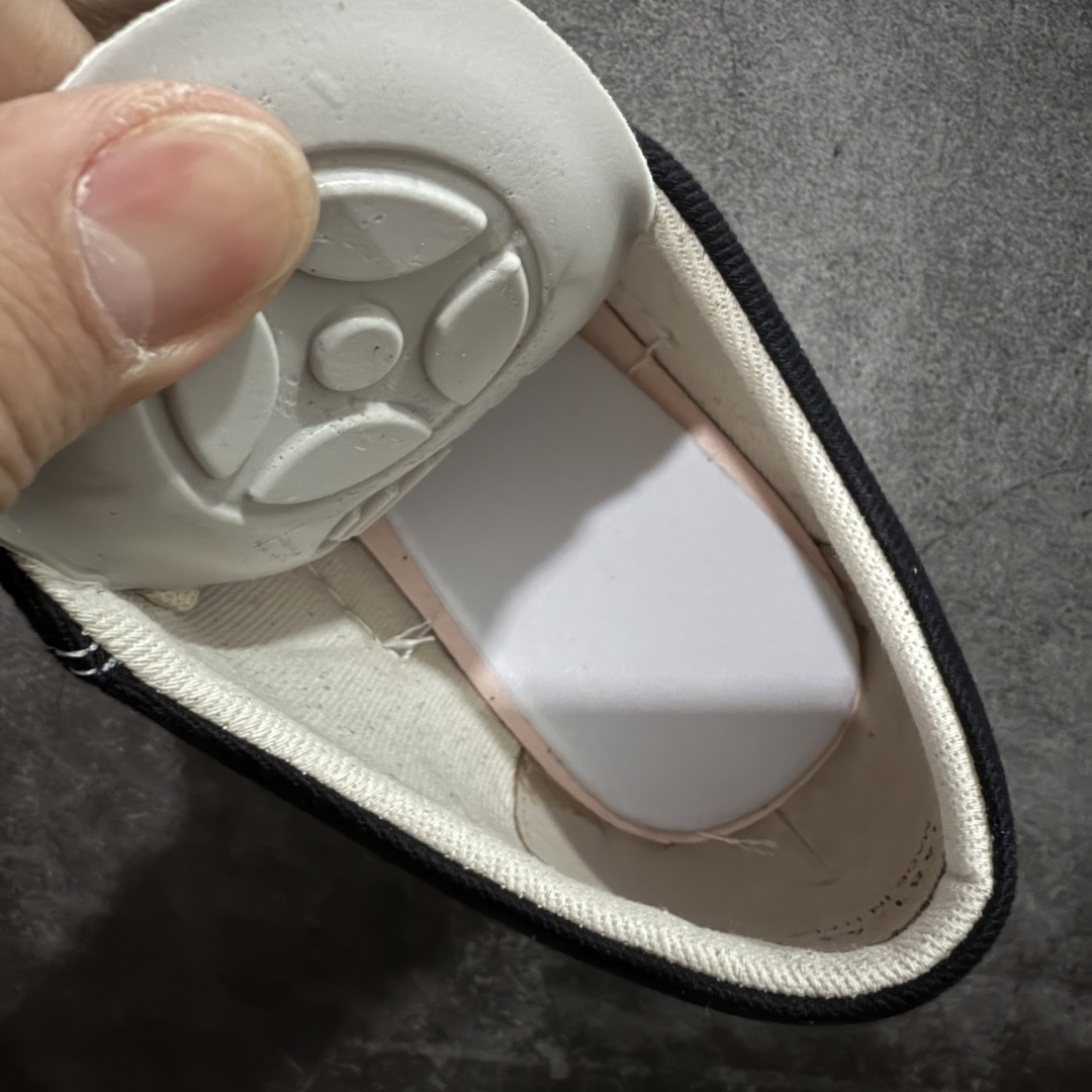 图片[7]-【莞产G版】帆布大匡威RO / Rick Owens DRKSHDW 瑞克·欧文斯 大匡威/低帮厚底/ 水洗牛仔帆布 低帮 西瓜头 【皮料】 东莞原厂进口全新2025年新材质““水洗牛仔斜纹帆布” 【鞋带】 鞋带采用水染定织法工艺，高密度之下，透出光泽感！ 【鞋头】软糯，轻轻按压有牛皮细细的纹理质感！ 【鞋底】TPU大底奶香味！硬度、肤感一比一！鞋底logo钢印清晰正确！ 【鞋垫】独家私人开模压印！牛皮贴面，双层复合！ 【尺码】 ：36 37 38 39 40 41 42 43 44 45 46！-选品中心