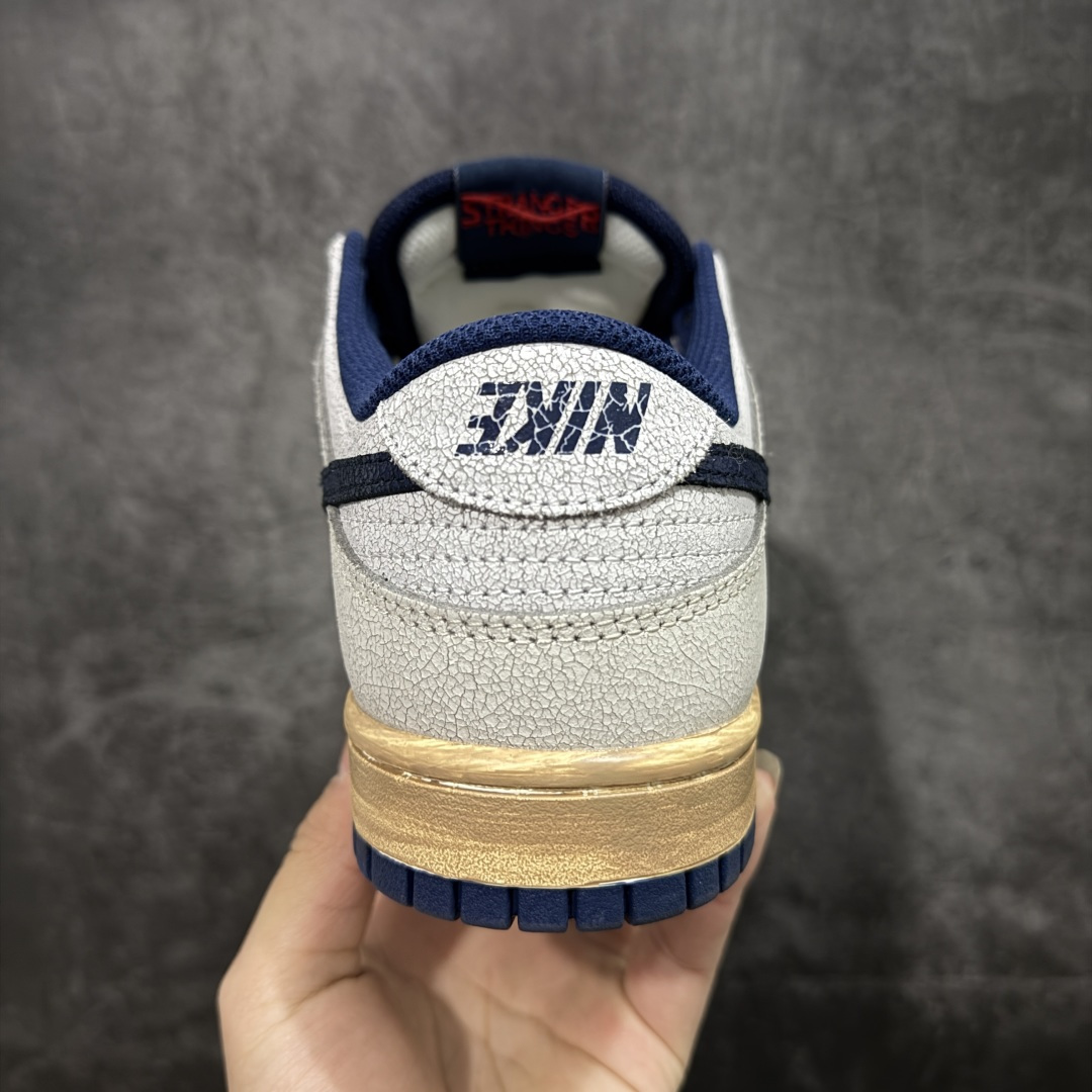 图片[4]-【纯原Z版】Nike x Stranger Things Dunk Low SP 怪奇物语 IH6766-001 这款鞋以“Phantom and Midnight Navy”配色为主，鞋身采用做旧设计，皮革带有裂纹，鞋带与中底呈现出怀旧色彩，仿佛从1987年穿越而来。鞋舌上有“1987”的小徽章，呼应剧中时间线，同时也点明了Dunk的诞生年份。此外，鞋身的耐克标志是倒着的，这一独特设计增加了鞋子的辨识度。鞋盒也经过特殊设计，带有做旧效果，里面还附赠了霍金斯实验室logo和颠倒世界小方块的鞋带扣等配件。 尺码：35-46（半码）-选品中心