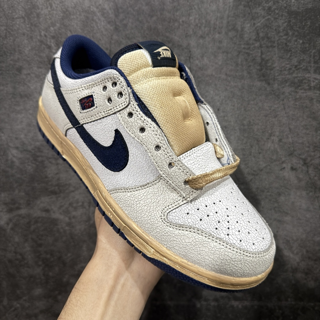 图片[3]-【纯原Z版】Nike x Stranger Things Dunk Low SP 怪奇物语 IH6766-001 这款鞋以“Phantom and Midnight Navy”配色为主，鞋身采用做旧设计，皮革带有裂纹，鞋带与中底呈现出怀旧色彩，仿佛从1987年穿越而来。鞋舌上有“1987”的小徽章，呼应剧中时间线，同时也点明了Dunk的诞生年份。此外，鞋身的耐克标志是倒着的，这一独特设计增加了鞋子的辨识度。鞋盒也经过特殊设计，带有做旧效果，里面还附赠了霍金斯实验室logo和颠倒世界小方块的鞋带扣等配件。 尺码：35-46（半码）-选品中心