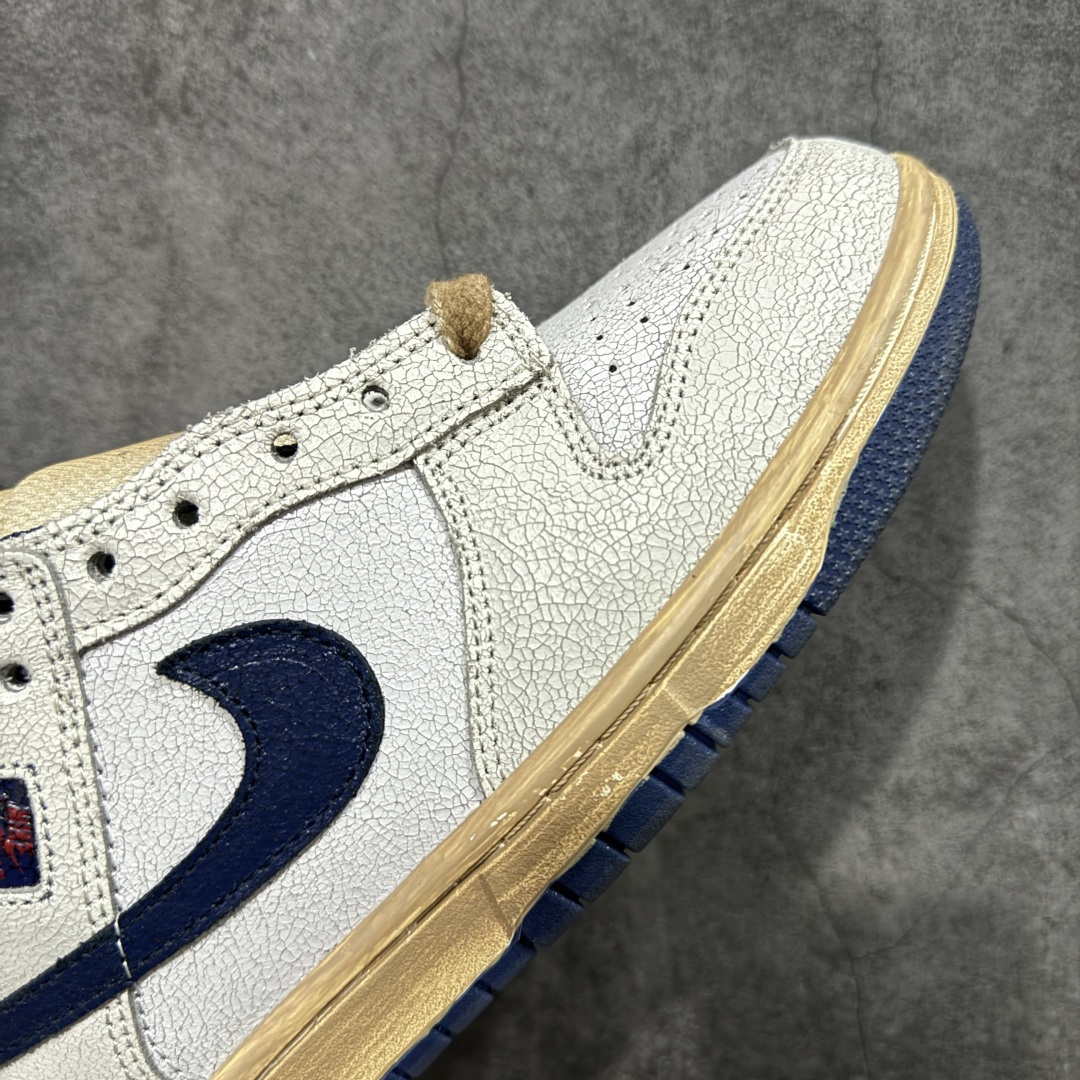 图片[6]-【纯原Z版】Nike x Stranger Things Dunk Low SP 怪奇物语 IH6766-001 这款鞋以“Phantom and Midnight Navy”配色为主，鞋身采用做旧设计，皮革带有裂纹，鞋带与中底呈现出怀旧色彩，仿佛从1987年穿越而来。鞋舌上有“1987”的小徽章，呼应剧中时间线，同时也点明了Dunk的诞生年份。此外，鞋身的耐克标志是倒着的，这一独特设计增加了鞋子的辨识度。鞋盒也经过特殊设计，带有做旧效果，里面还附赠了霍金斯实验室logo和颠倒世界小方块的鞋带扣等配件。 尺码：35-46（半码）-选品中心