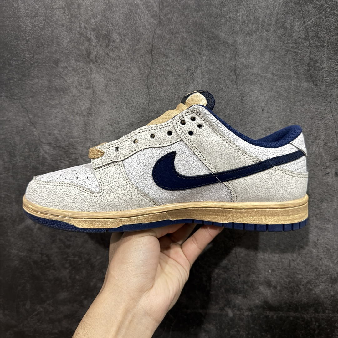 图片[2]-【纯原Z版】Nike x Stranger Things Dunk Low SP 怪奇物语 IH6766-001 这款鞋以“Phantom and Midnight Navy”配色为主，鞋身采用做旧设计，皮革带有裂纹，鞋带与中底呈现出怀旧色彩，仿佛从1987年穿越而来。鞋舌上有“1987”的小徽章，呼应剧中时间线，同时也点明了Dunk的诞生年份。此外，鞋身的耐克标志是倒着的，这一独特设计增加了鞋子的辨识度。鞋盒也经过特殊设计，带有做旧效果，里面还附赠了霍金斯实验室logo和颠倒世界小方块的鞋带扣等配件。 尺码：35-46（半码）-选品中心
