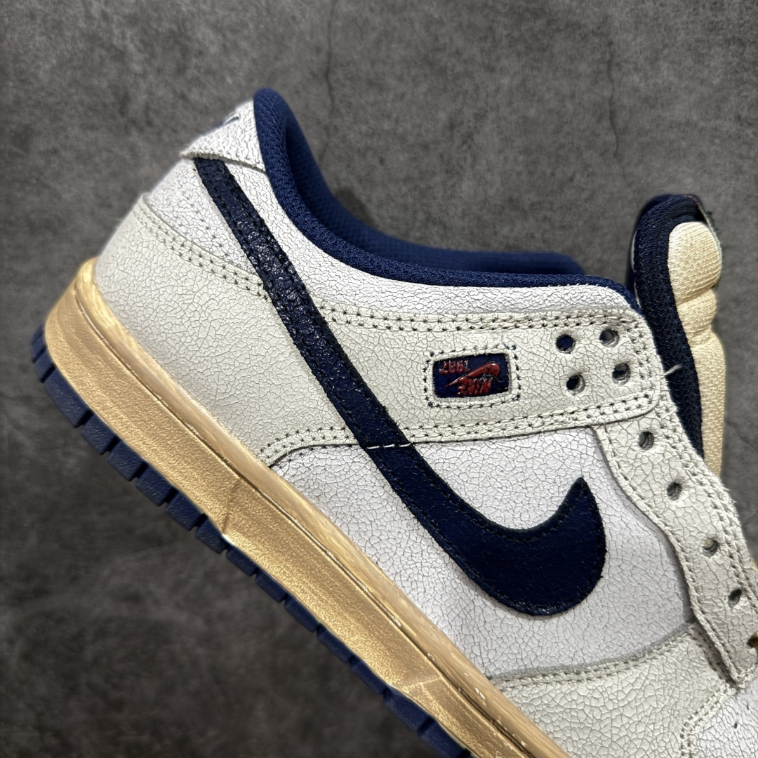 图片[7]-【纯原Z版】Nike x Stranger Things Dunk Low SP 怪奇物语 IH6766-001 这款鞋以“Phantom and Midnight Navy”配色为主，鞋身采用做旧设计，皮革带有裂纹，鞋带与中底呈现出怀旧色彩，仿佛从1987年穿越而来。鞋舌上有“1987”的小徽章，呼应剧中时间线，同时也点明了Dunk的诞生年份。此外，鞋身的耐克标志是倒着的，这一独特设计增加了鞋子的辨识度。鞋盒也经过特殊设计，带有做旧效果，里面还附赠了霍金斯实验室logo和颠倒世界小方块的鞋带扣等配件。 尺码：35-46（半码）-选品中心