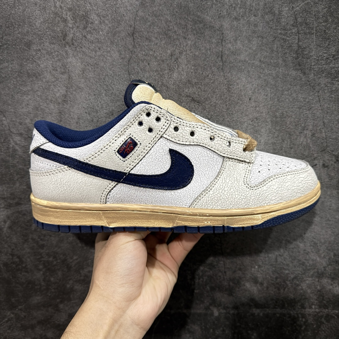 【纯原Z版】Nike x Stranger Things Dunk Low SP 怪奇物语 IH6766-001 这款鞋以“Phantom and Midnight Navy”配色为主，鞋身采用做旧设计，皮革带有裂纹，鞋带与中底呈现出怀旧色彩，仿佛从1987年穿越而来。鞋舌上有“1987”的小徽章，呼应剧中时间线，同时也点明了Dunk的诞生年份。此外，鞋身的耐克标志是倒着的，这一独特设计增加了鞋子的辨识度。鞋盒也经过特殊设计，带有做旧效果，里面还附赠了霍金斯实验室logo和颠倒世界小方块的鞋带扣等配件。 尺码：35-46（半码）-选品中心