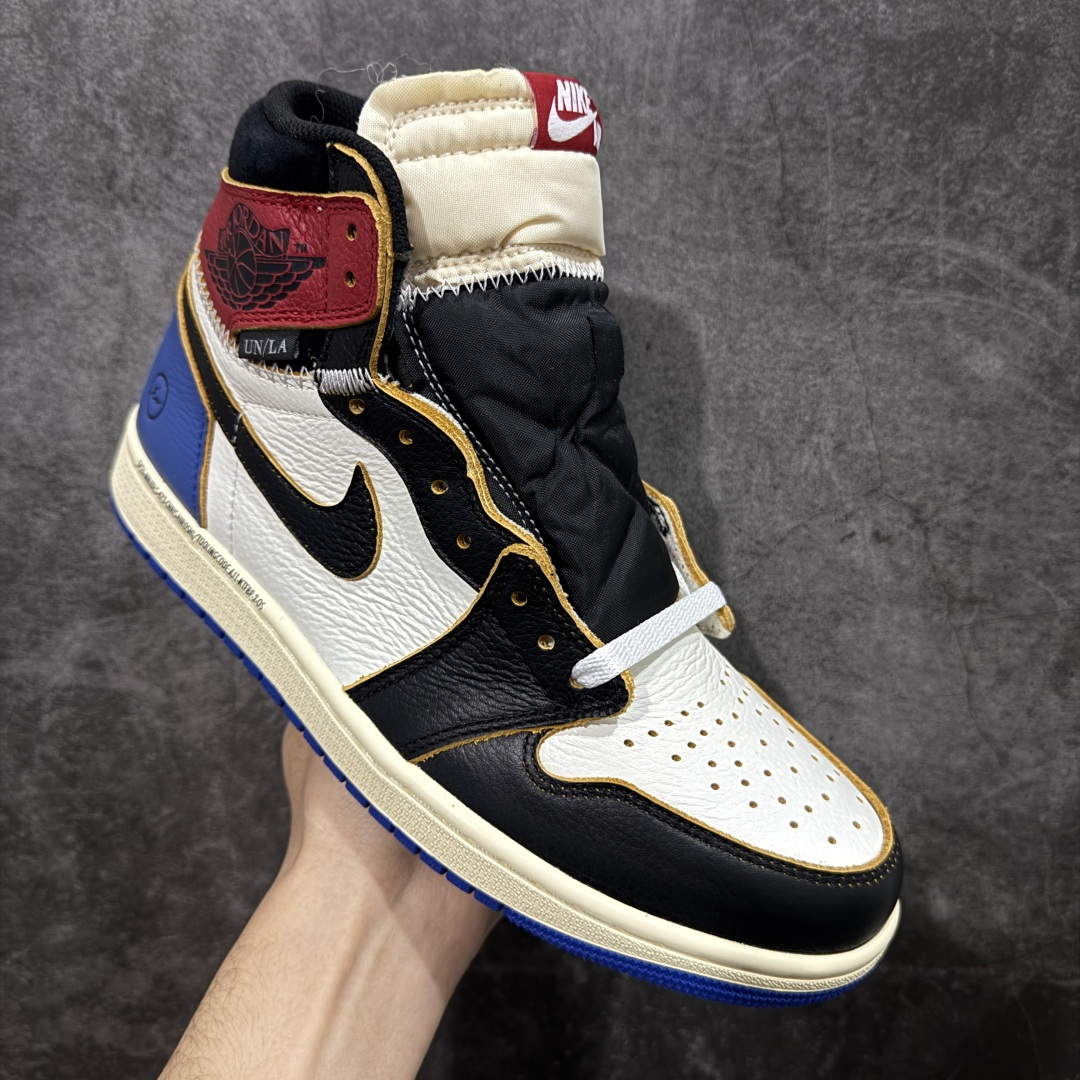 图片[3]-【莞产DG纯原】Union x Fragment Design x Air Jordan 1 Retro High OG 高帮 藤原浩黑白蓝拼接 AJ1 乔丹1代 aj1 乔1 高邦 黑白蓝拼接 乔丹篮球鞋 IO7847-002 全新批次 原厂皮料 正确爆裂纹 清洁度超高，所有细节经得起推敲，外贸零售首选版本 高价零售推荐版本💪🏻 原楦原纸板开发 极致一眼正品既视感 原厂皮料 原厂拉帮工艺 全部采用原厂电脑车 针距 边距完全同步原鞋 原厂特供皮料承诺百分百一致原鞋 鞋面清洁度最高QC检验标准 控制溢胶 飞翼3D高频深度立体 全市场仅此一家 鞋盒、防尘纸 均采购来自原厂 尺码：40 40.5 41 42 42.5 43 44 44.5 45 46 47.5-选品中心