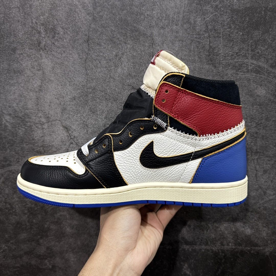 图片[2]-【莞产DG纯原】Union x Fragment Design x Air Jordan 1 Retro High OG 高帮 藤原浩黑白蓝拼接 AJ1 乔丹1代 aj1 乔1 高邦 黑白蓝拼接 乔丹篮球鞋 IO7847-002 全新批次 原厂皮料 正确爆裂纹 清洁度超高，所有细节经得起推敲，外贸零售首选版本 高价零售推荐版本💪🏻 原楦原纸板开发 极致一眼正品既视感 原厂皮料 原厂拉帮工艺 全部采用原厂电脑车 针距 边距完全同步原鞋 原厂特供皮料承诺百分百一致原鞋 鞋面清洁度最高QC检验标准 控制溢胶 飞翼3D高频深度立体 全市场仅此一家 鞋盒、防尘纸 均采购来自原厂 尺码：40 40.5 41 42 42.5 43 44 44.5 45 46 47.5-选品中心