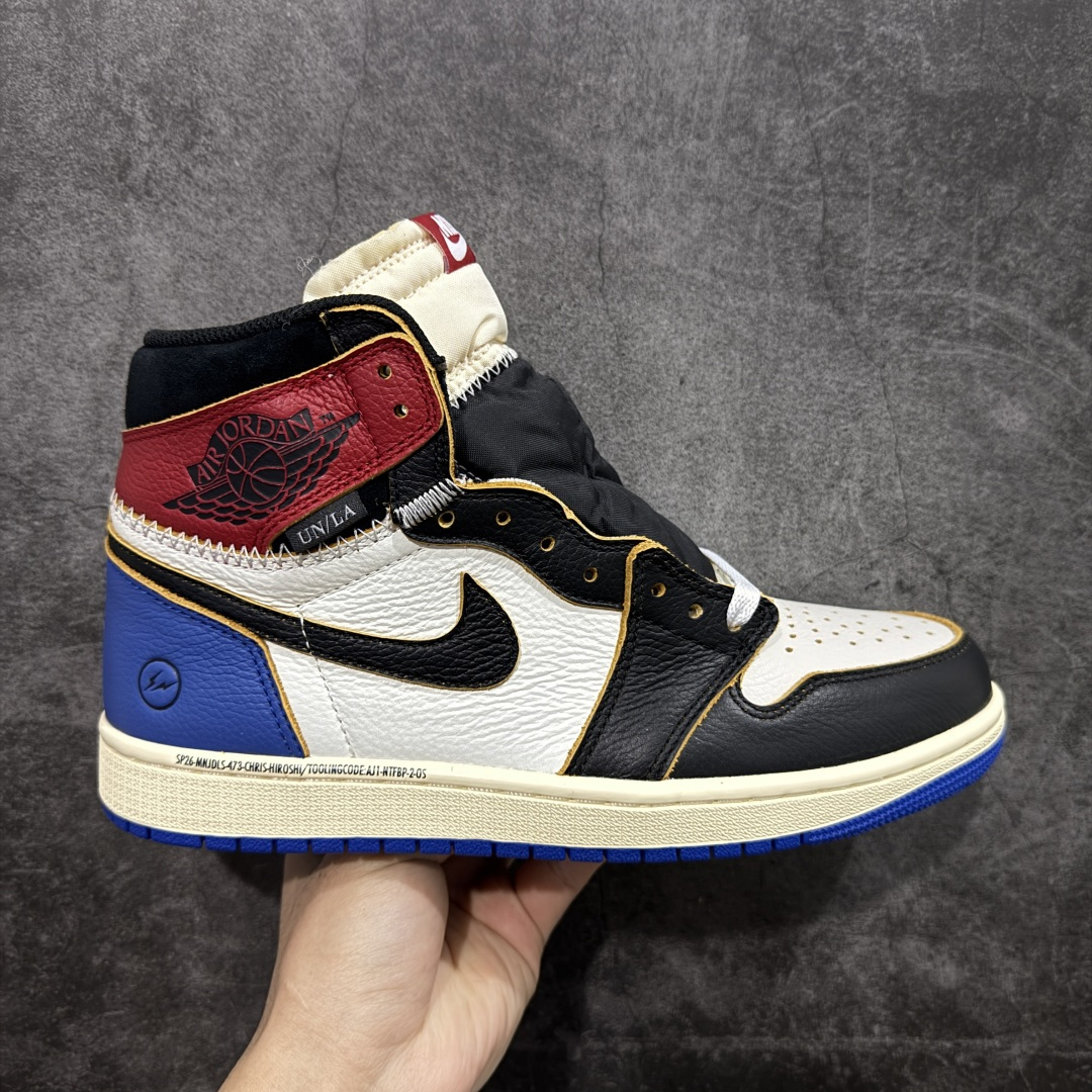【莞产DG纯原】Union x Fragment Design x Air Jordan 1 Retro High OG 高帮 藤原浩黑白蓝拼接 AJ1 乔丹1代 aj1 乔1 高邦 黑白蓝拼接 乔丹篮球鞋 IO7847-002 全新批次 原厂皮料 正确爆裂纹 清洁度超高，所有细节经得起推敲，外贸零售首选版本 高价零售推荐版本💪🏻 原楦原纸板开发 极致一眼正品既视感 原厂皮料 原厂拉帮工艺 全部采用原厂电脑车 针距 边距完全同步原鞋 原厂特供皮料承诺百分百一致原鞋 鞋面清洁度最高QC检验标准 控制溢胶 飞翼3D高频深度立体 全市场仅此一家 鞋盒、防尘纸 均采购来自原厂 尺码：40 40.5 41 42 42.5 43 44 44.5 45 46 47.5-选品中心