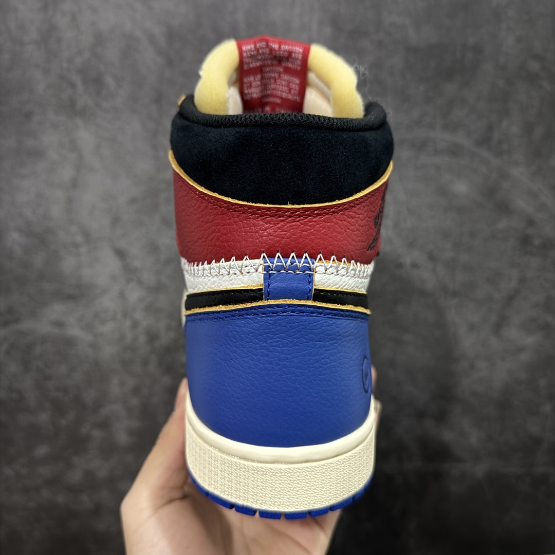 图片[4]-【莞产DG纯原】Union x Fragment Design x Air Jordan 1 Retro High OG 高帮 藤原浩黑白蓝拼接 AJ1 乔丹1代 aj1 乔1 高邦 黑白蓝拼接 乔丹篮球鞋 IO7847-002 全新批次 原厂皮料 正确爆裂纹 清洁度超高，所有细节经得起推敲，外贸零售首选版本 高价零售推荐版本💪🏻 原楦原纸板开发 极致一眼正品既视感 原厂皮料 原厂拉帮工艺 全部采用原厂电脑车 针距 边距完全同步原鞋 原厂特供皮料承诺百分百一致原鞋 鞋面清洁度最高QC检验标准 控制溢胶 飞翼3D高频深度立体 全市场仅此一家 鞋盒、防尘纸 均采购来自原厂 尺码：40 40.5 41 42 42.5 43 44 44.5 45 46 47.5-选品中心