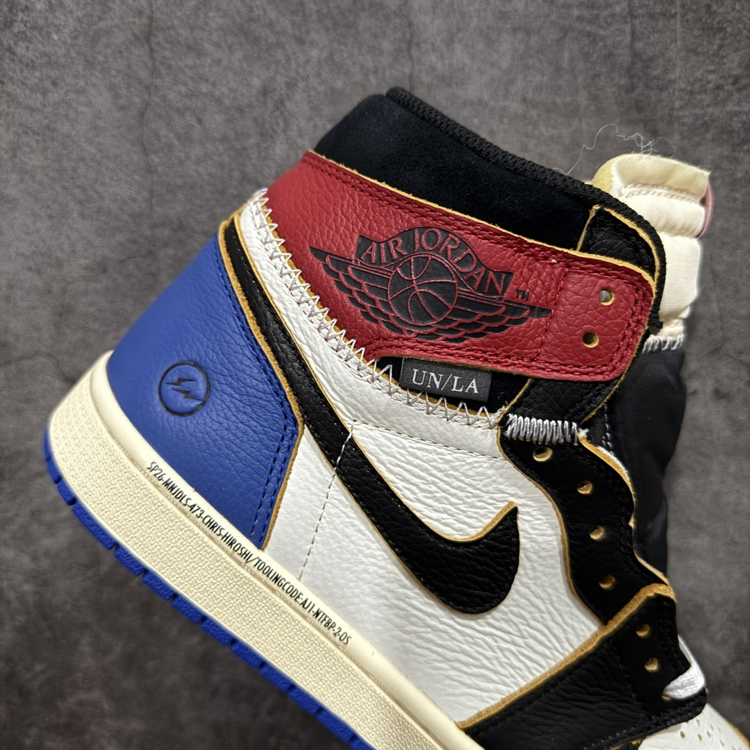 图片[7]-【莞产DG纯原】Union x Fragment Design x Air Jordan 1 Retro High OG 高帮 藤原浩黑白蓝拼接 AJ1 乔丹1代 aj1 乔1 高邦 黑白蓝拼接 乔丹篮球鞋 IO7847-002 全新批次 原厂皮料 正确爆裂纹 清洁度超高，所有细节经得起推敲，外贸零售首选版本 高价零售推荐版本💪🏻 原楦原纸板开发 极致一眼正品既视感 原厂皮料 原厂拉帮工艺 全部采用原厂电脑车 针距 边距完全同步原鞋 原厂特供皮料承诺百分百一致原鞋 鞋面清洁度最高QC检验标准 控制溢胶 飞翼3D高频深度立体 全市场仅此一家 鞋盒、防尘纸 均采购来自原厂 尺码：40 40.5 41 42 42.5 43 44 44.5 45 46 47.5-选品中心
