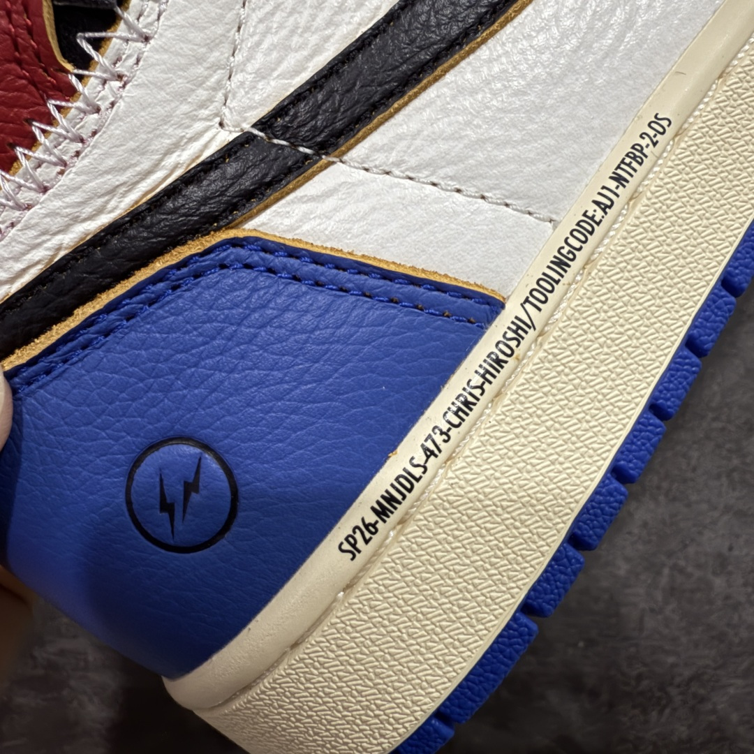 图片[3]-【莞产DG纯原】Union x Fragment Design x Air Jordan 1 Retro High OG 高帮 藤原浩黑白蓝拼接 AJ1 乔丹1代 aj1 乔1 高邦 黑白蓝拼接 乔丹篮球鞋 IO7847-002 全新批次 原厂皮料 正确爆裂纹 清洁度超高，所有细节经得起推敲，外贸零售首选版本 高价零售推荐版本💪🏻 原楦原纸板开发 极致一眼正品既视感 原厂皮料 原厂拉帮工艺 全部采用原厂电脑车 针距 边距完全同步原鞋 原厂特供皮料承诺百分百一致原鞋 鞋面清洁度最高QC检验标准 控制溢胶 飞翼3D高频深度立体 全市场仅此一家 鞋盒、防尘纸 均采购来自原厂 尺码：40 40.5 41 42 42.5 43 44 44.5 45 46 47.5-选品中心