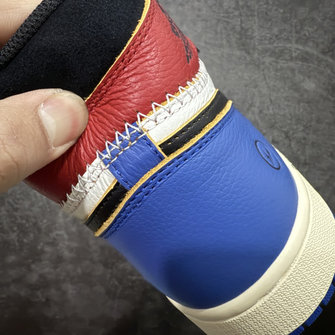 图片[2]-【莞产DG纯原】Union x Fragment Design x Air Jordan 1 Retro High OG 高帮 藤原浩黑白蓝拼接 AJ1 乔丹1代 aj1 乔1 高邦 黑白蓝拼接 乔丹篮球鞋 IO7847-002 全新批次 原厂皮料 正确爆裂纹 清洁度超高，所有细节经得起推敲，外贸零售首选版本 高价零售推荐版本💪🏻 原楦原纸板开发 极致一眼正品既视感 原厂皮料 原厂拉帮工艺 全部采用原厂电脑车 针距 边距完全同步原鞋 原厂特供皮料承诺百分百一致原鞋 鞋面清洁度最高QC检验标准 控制溢胶 飞翼3D高频深度立体 全市场仅此一家 鞋盒、防尘纸 均采购来自原厂 尺码：40 40.5 41 42 42.5 43 44 44.5 45 46 47.5-选品中心