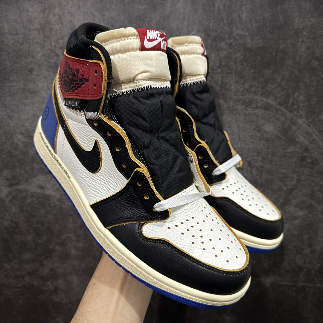 【莞产DG纯原】Union x Fragment Design x Air Jordan 1 Retro High OG 高帮 藤原浩黑白蓝拼接 AJ1 乔丹1代 aj1 乔1 高邦 黑白蓝拼接 乔丹篮球鞋 IO7847-002 全新批次 原厂皮料 正确爆裂纹 清洁度超高，所有细节经得起推敲，外贸零售首选版本 高价零售推荐版本💪🏻 原楦原纸板开发 极致一眼正品既视感 原厂皮料 原厂拉帮工艺 全部采用原厂电脑车 针距 边距完全同步原鞋 原厂特供皮料承诺百分百一致原鞋 鞋面清洁度最高QC检验标准 控制溢胶 飞翼3D高频深度立体 全市场仅此一家 鞋盒、防尘纸 均采购来自原厂 尺码：40 40.5 41 42 42.5 43 44 44.5 45 46 47.5-选品中心