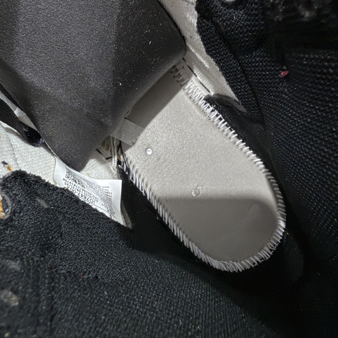 图片[9]-【莞产DG纯原】Union x Fragment Design x Air Jordan 1 Retro High OG 高帮 藤原浩黑白蓝拼接 AJ1 乔丹1代 aj1 乔1 高邦 黑白蓝拼接 乔丹篮球鞋 IO7847-002 全新批次 原厂皮料 正确爆裂纹 清洁度超高，所有细节经得起推敲，外贸零售首选版本 高价零售推荐版本💪🏻 原楦原纸板开发 极致一眼正品既视感 原厂皮料 原厂拉帮工艺 全部采用原厂电脑车 针距 边距完全同步原鞋 原厂特供皮料承诺百分百一致原鞋 鞋面清洁度最高QC检验标准 控制溢胶 飞翼3D高频深度立体 全市场仅此一家 鞋盒、防尘纸 均采购来自原厂 尺码：40 40.5 41 42 42.5 43 44 44.5 45 46 47.5-选品中心