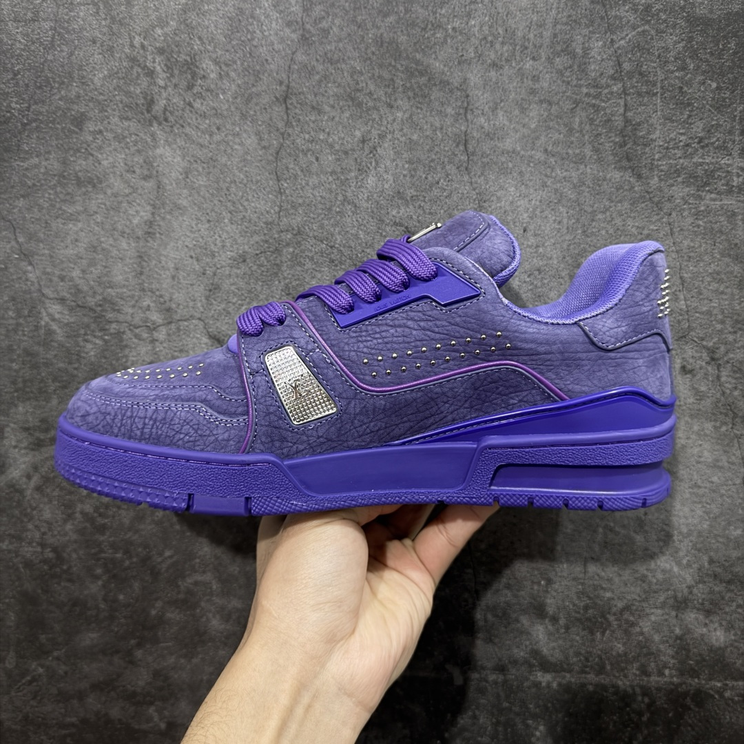 图片[2]-【YS纯原】广奢高端货 LOUIS VUITTON 路易威登 LV Trainer 牛皮革 新款白紫漆皮 ✦ 原楦原纸版开模，鞋型立体饱满 ✦ 零毛边、零溢胶、零线头瑕疵 ✦ 细节与原版一致 区分市面通货 ✦ 多层叠片＋电脑针车，针距密度一致 ✦ Monogram浮雕＋3D高频压纹 ✦ 多密度发泡中底：支撑回弹媲美专柜 ✦ 原装橡胶大底：含胶量高、纹路深、双拼接零偏差 ✦ ZP级原装包装：专柜款鞋盒＋防尘袋＋说明书 货号：1AHDW4 尺码：39-45-选品中心